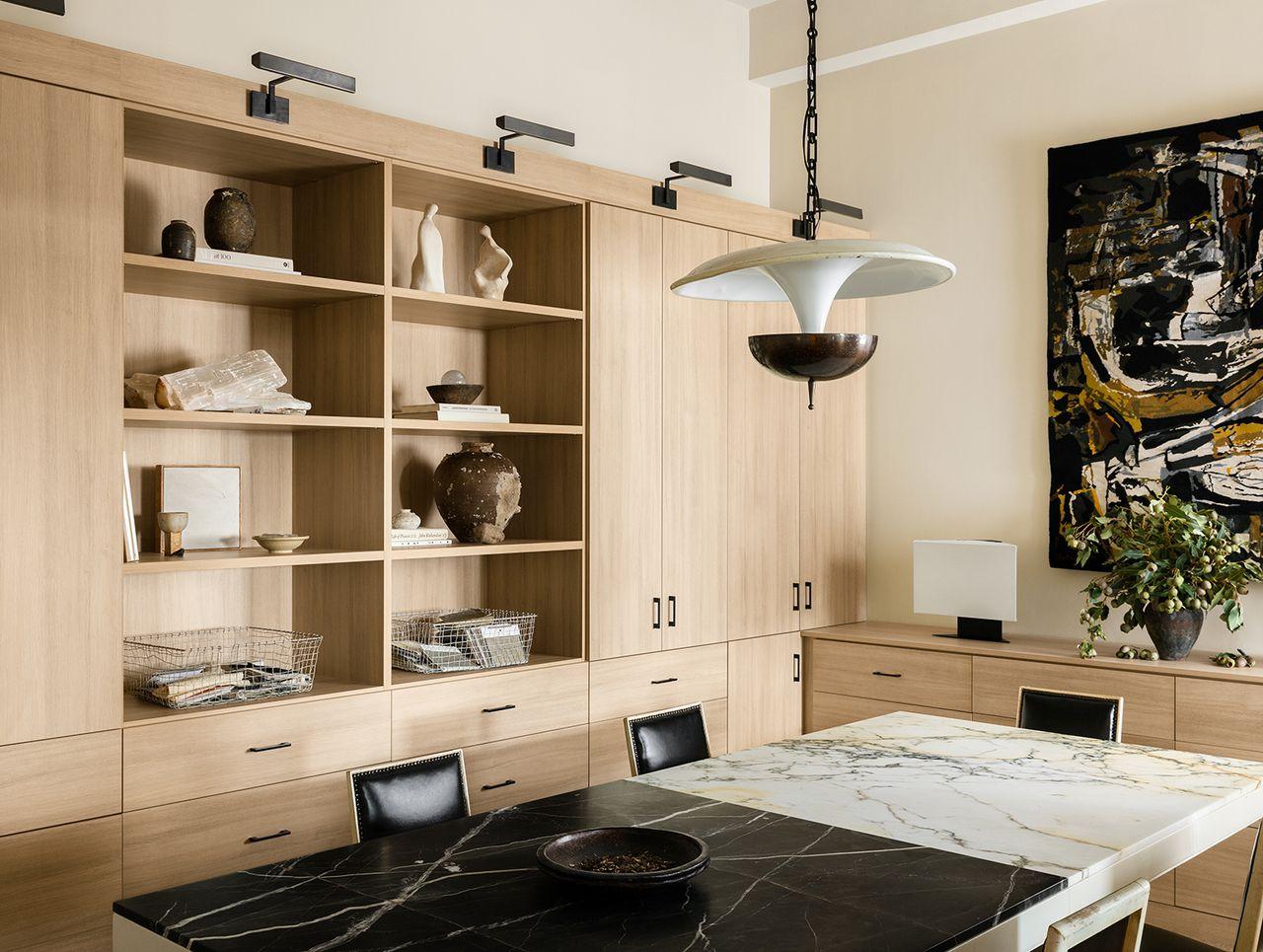 Oficina en casa de Jeremiah Brent con gabinetes con acabado claro, estanterías abiertas y cajones personalizados para telas de California Closets