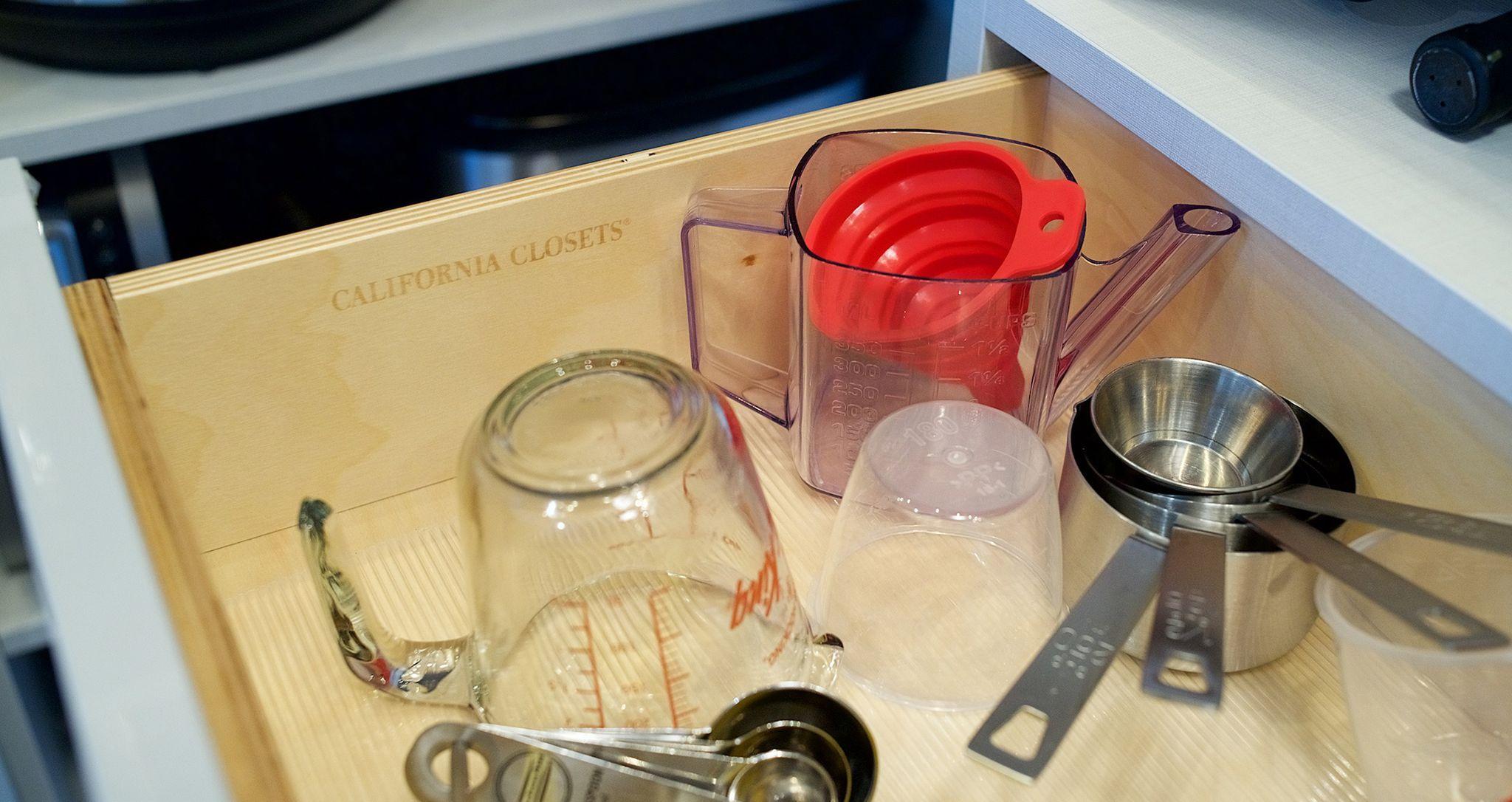 Cajón de cocina tipo pantry para gadgets en acabado de madera personalizado de California Closets