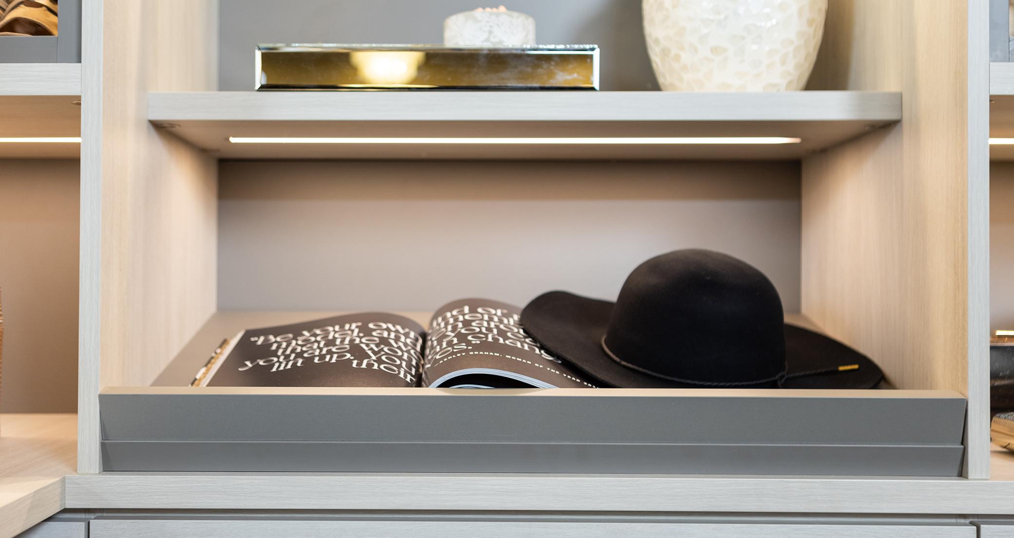 Estantes abiertos en vestidor con iluminación de cinta de LED de California Closets