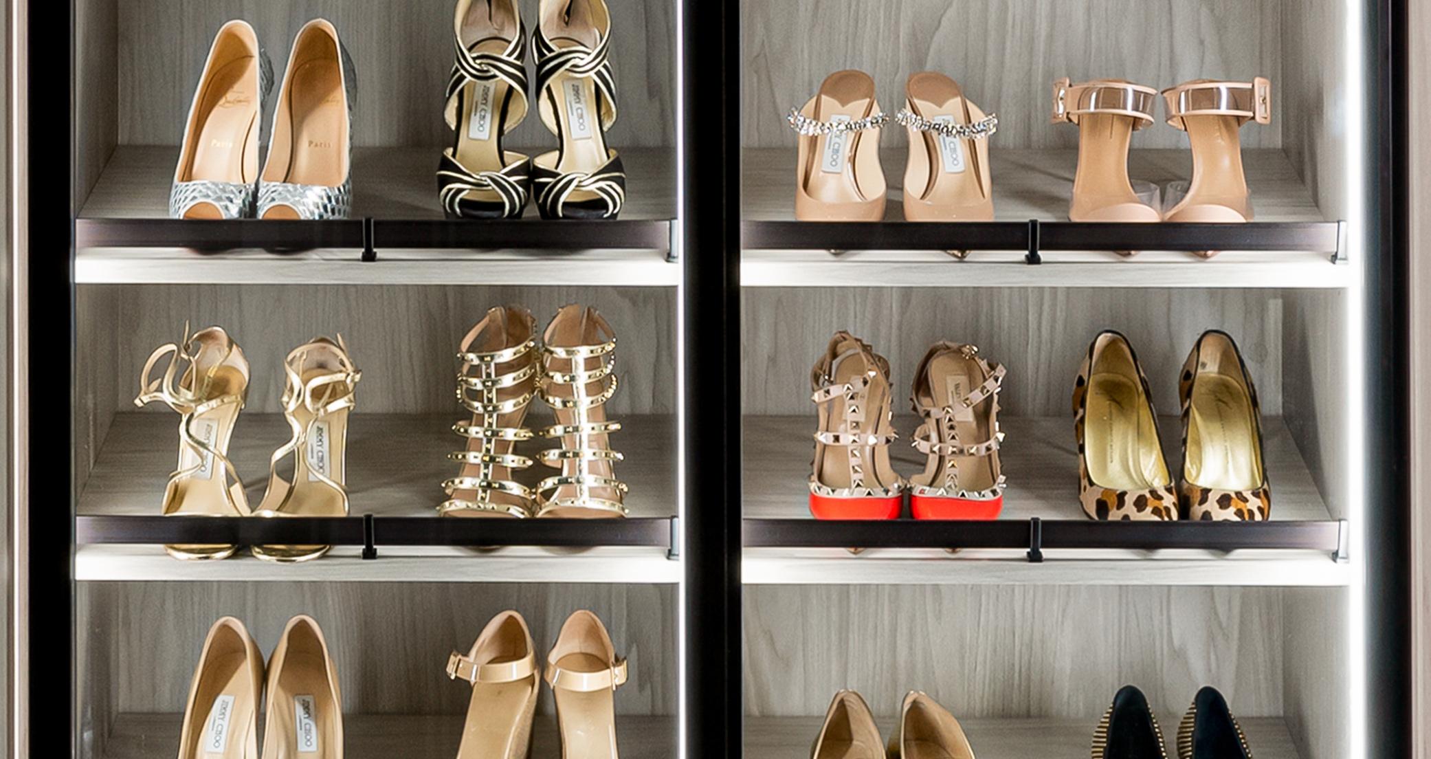 Gabinete para calzado personalizado con puertas de vidrio y acabado de veta de madera natural de California Closets