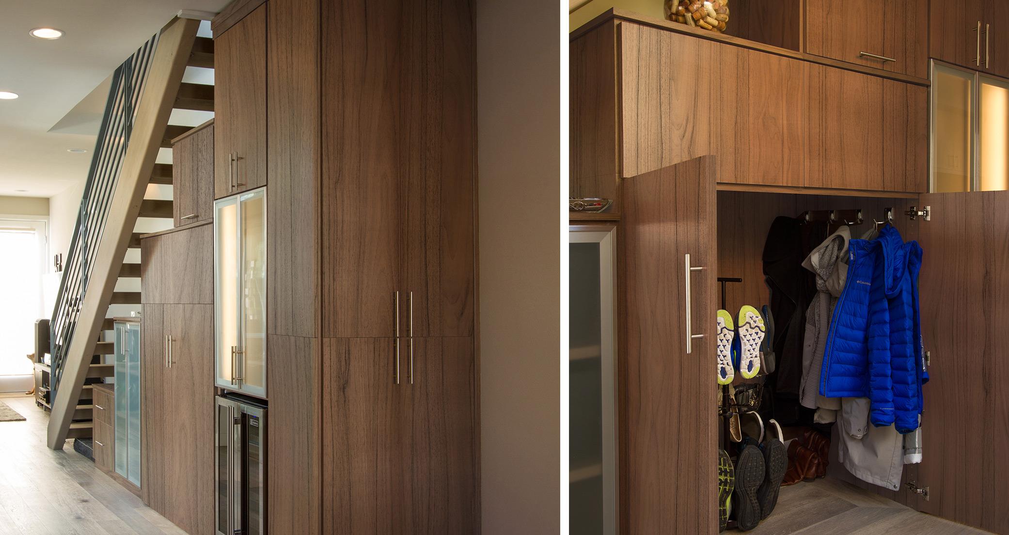 Almacenamiento en recibidor diseñado para caber debajo de las escaleras con armarios y ganchos personalizados con acabado en madera oscura de California Closets