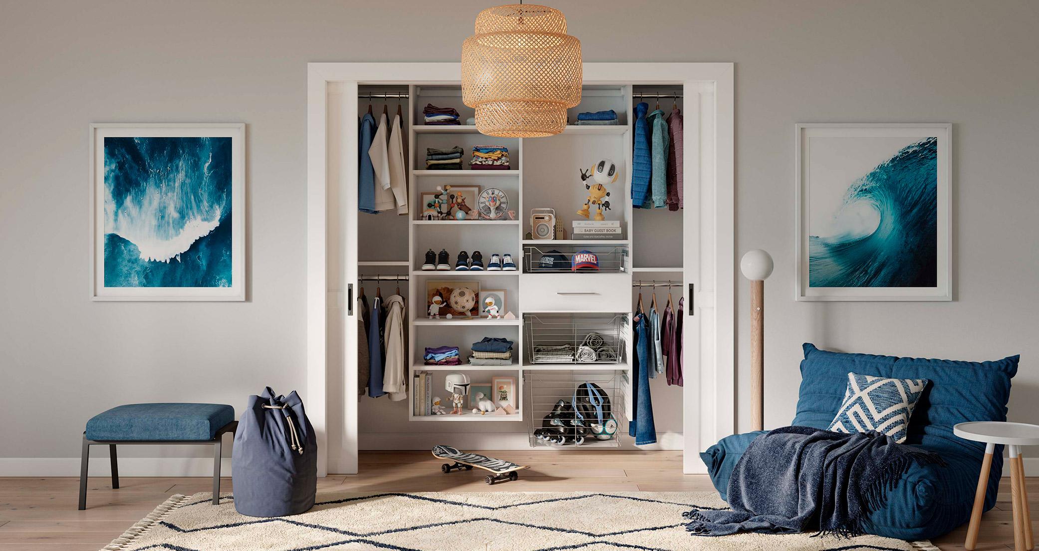 Diseño de armario empotrado para habitación de adolescente con acabado de veta de madera blanca de California Closets