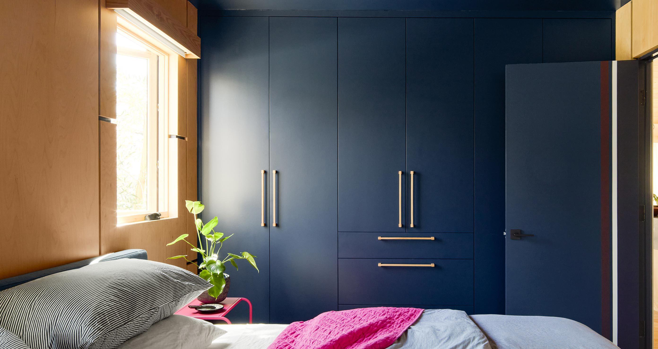 Closet de dormitorio de diseño personalizado con gabinetes de almacenaje y cajones empotrados California Closets