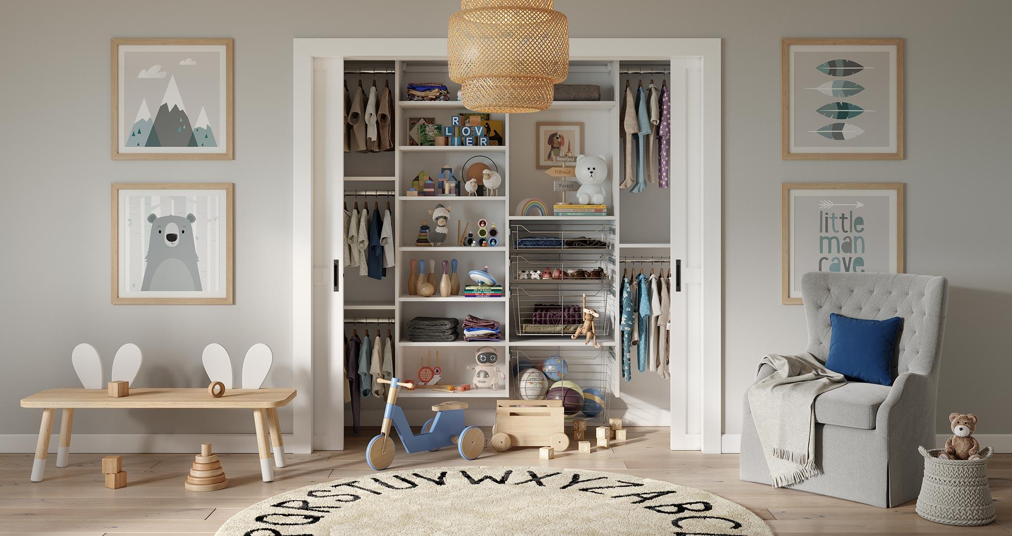 Diseño de armario empotrado en el dormitorio de un niño pequeño creado por California Closets