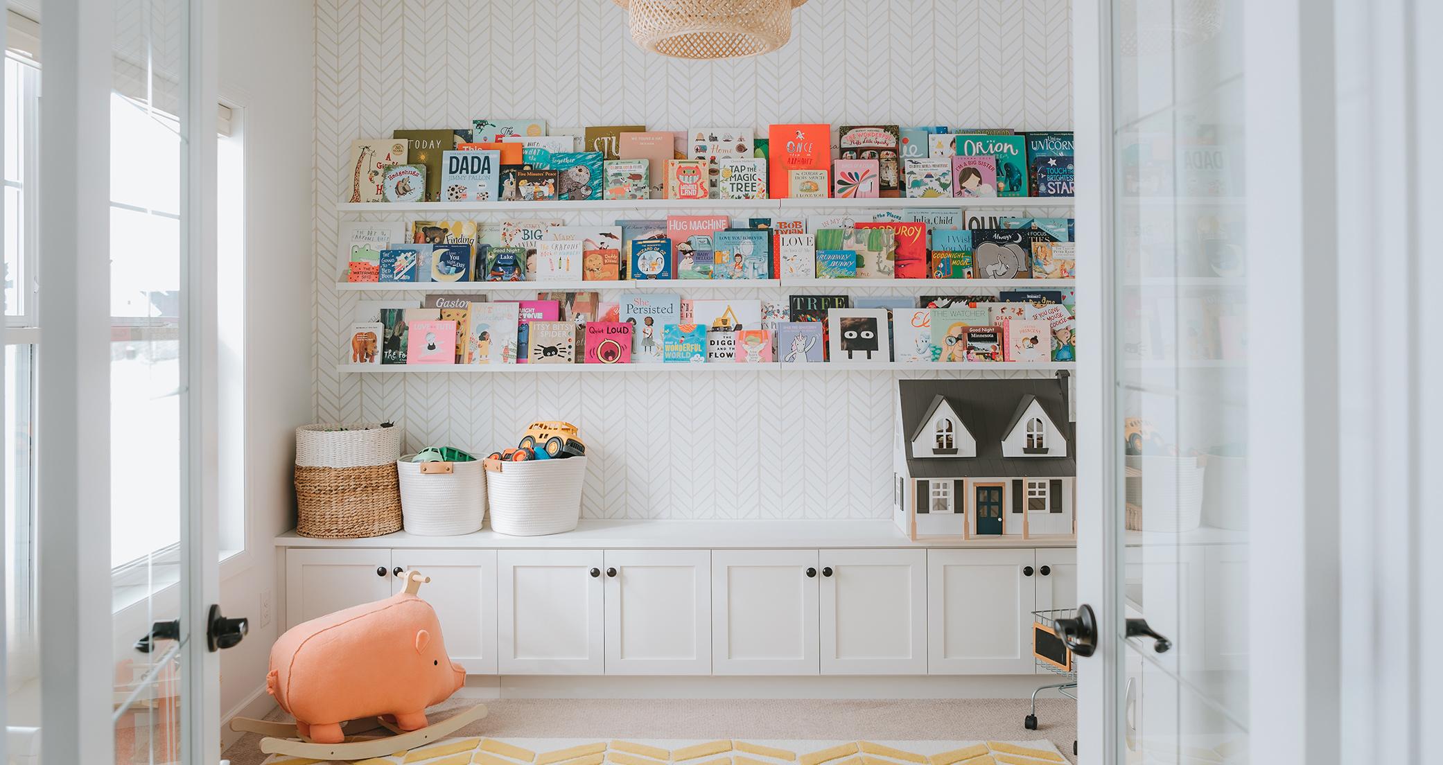 Estantes de biblioteca para el hogar infantil con gabinetes de almacenamiento personalizados con acabado de veta de madera blanca de California Closets