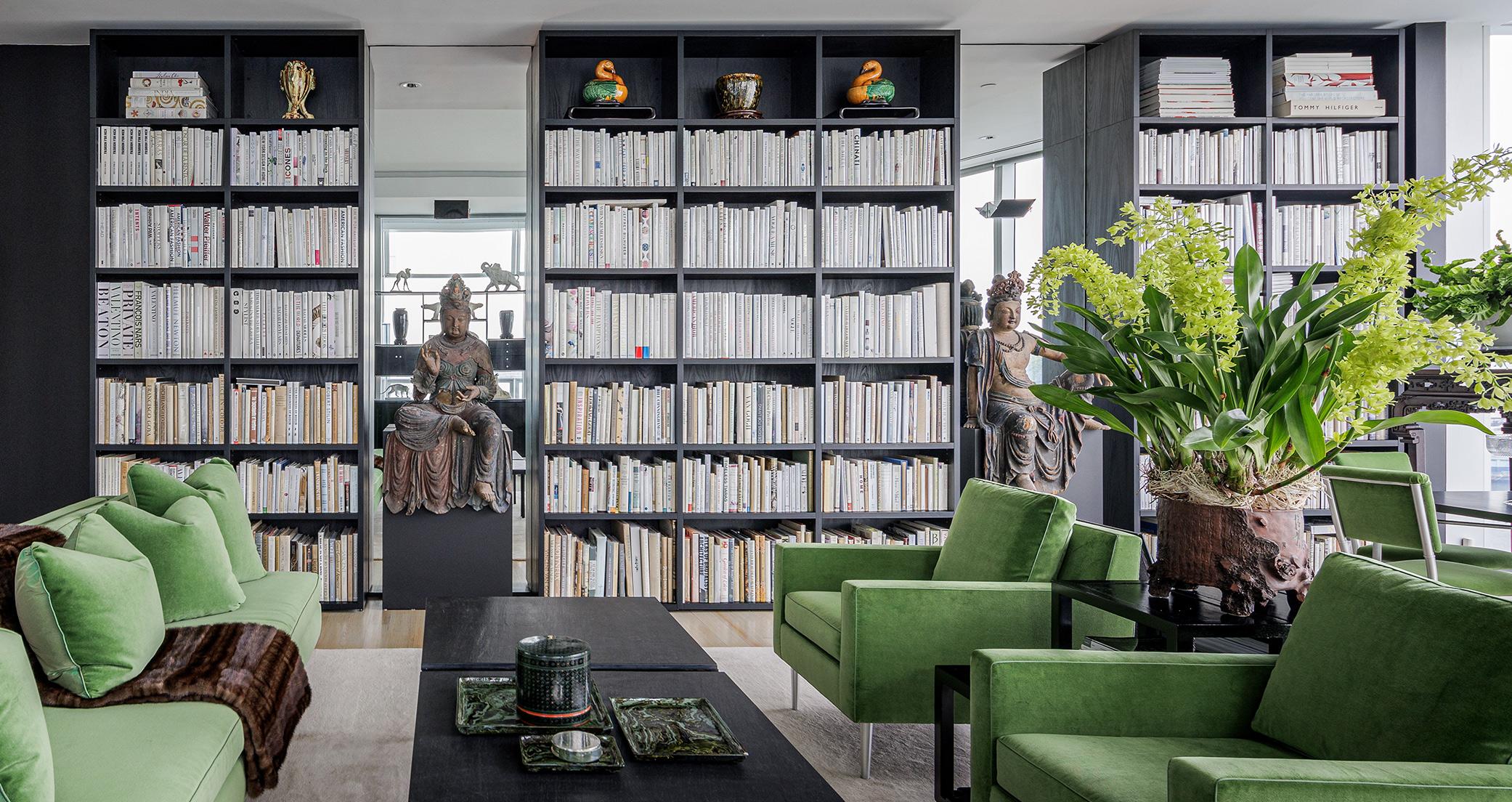 Sala de estar contemporánea con estanterías del suelo al techo en acabado de madera oscura por California Closets