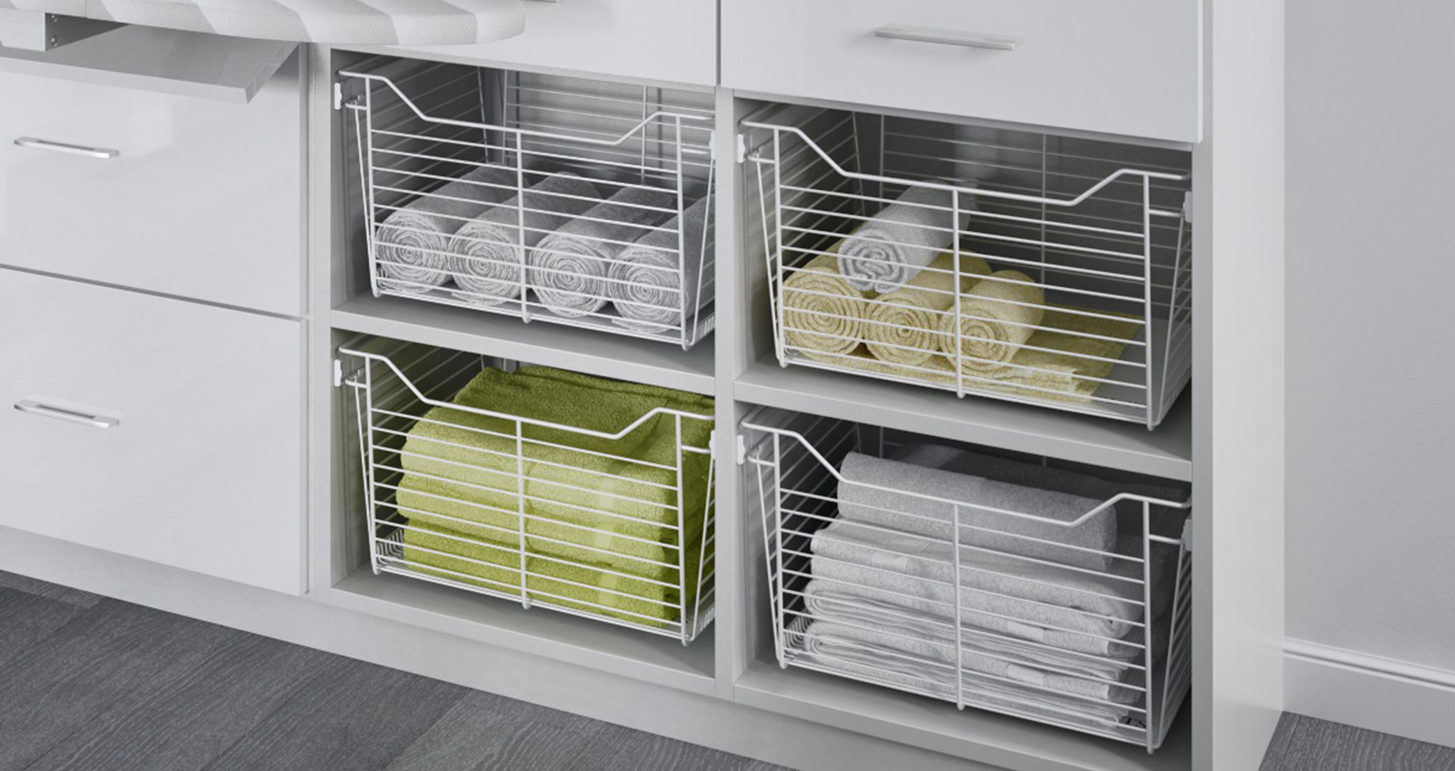 Canastas de alambre blanco para armario de ropa blanca diseñadas para toallas y ropa de cama por California Closets