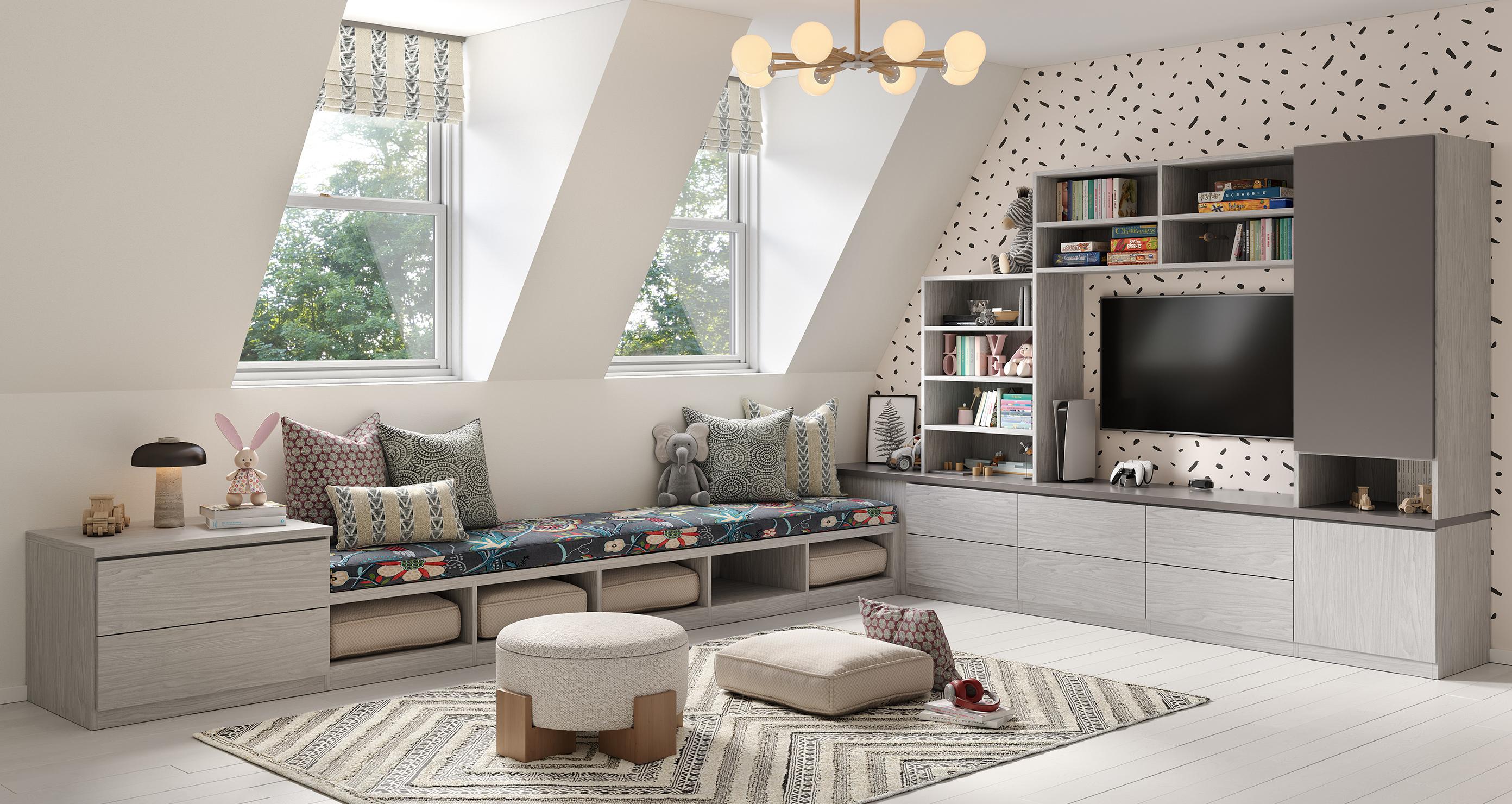 La sala de juegos se combina con la pared del centro de entretenimiento con cajones de almacenamiento personalizados, cubículos, estantes abiertos y un banco con acabado de madera clara de California Closets