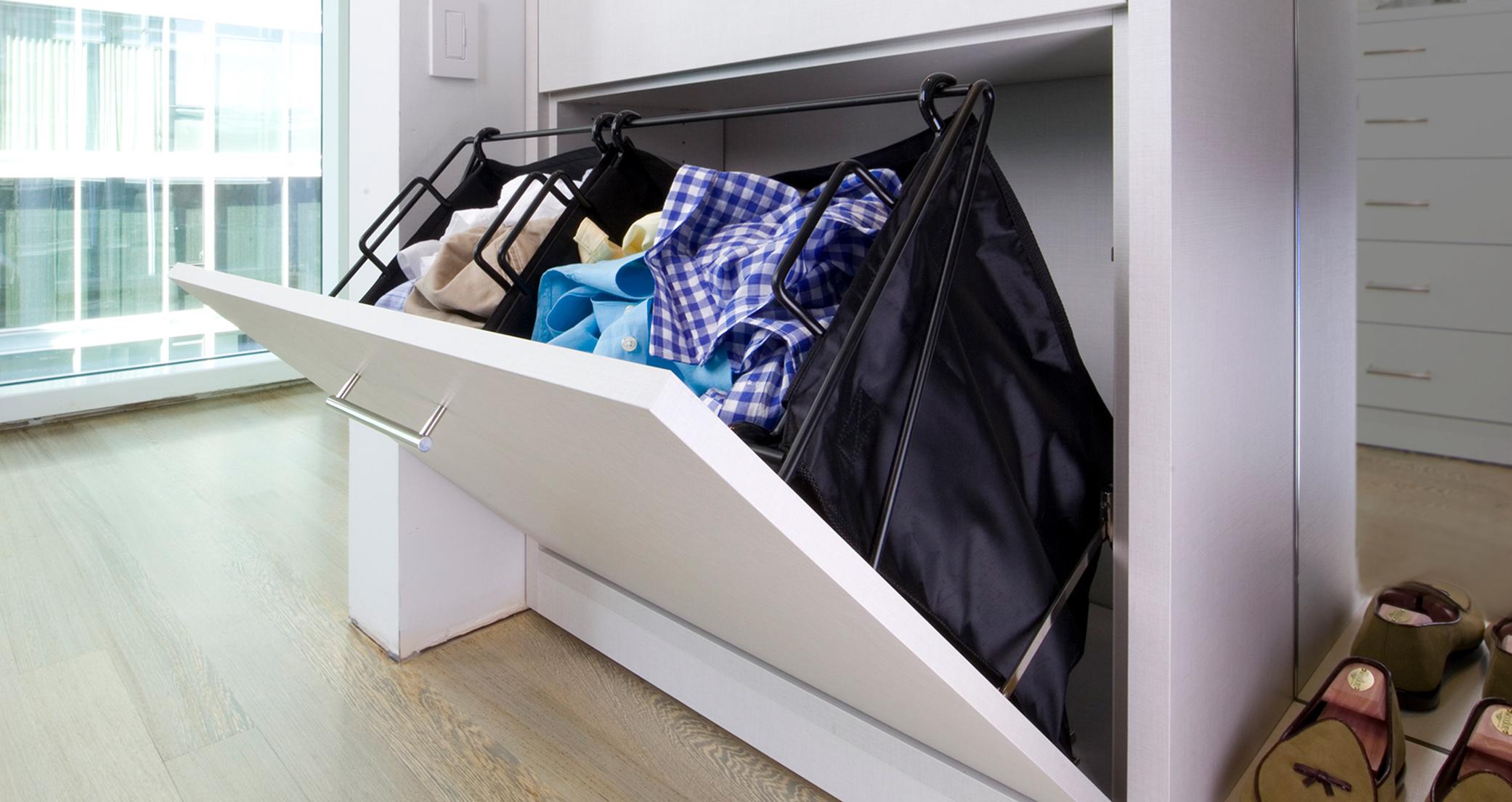 Cesta extraíble con acabado de madera veteada color blanco clásico diseñada por California Closets