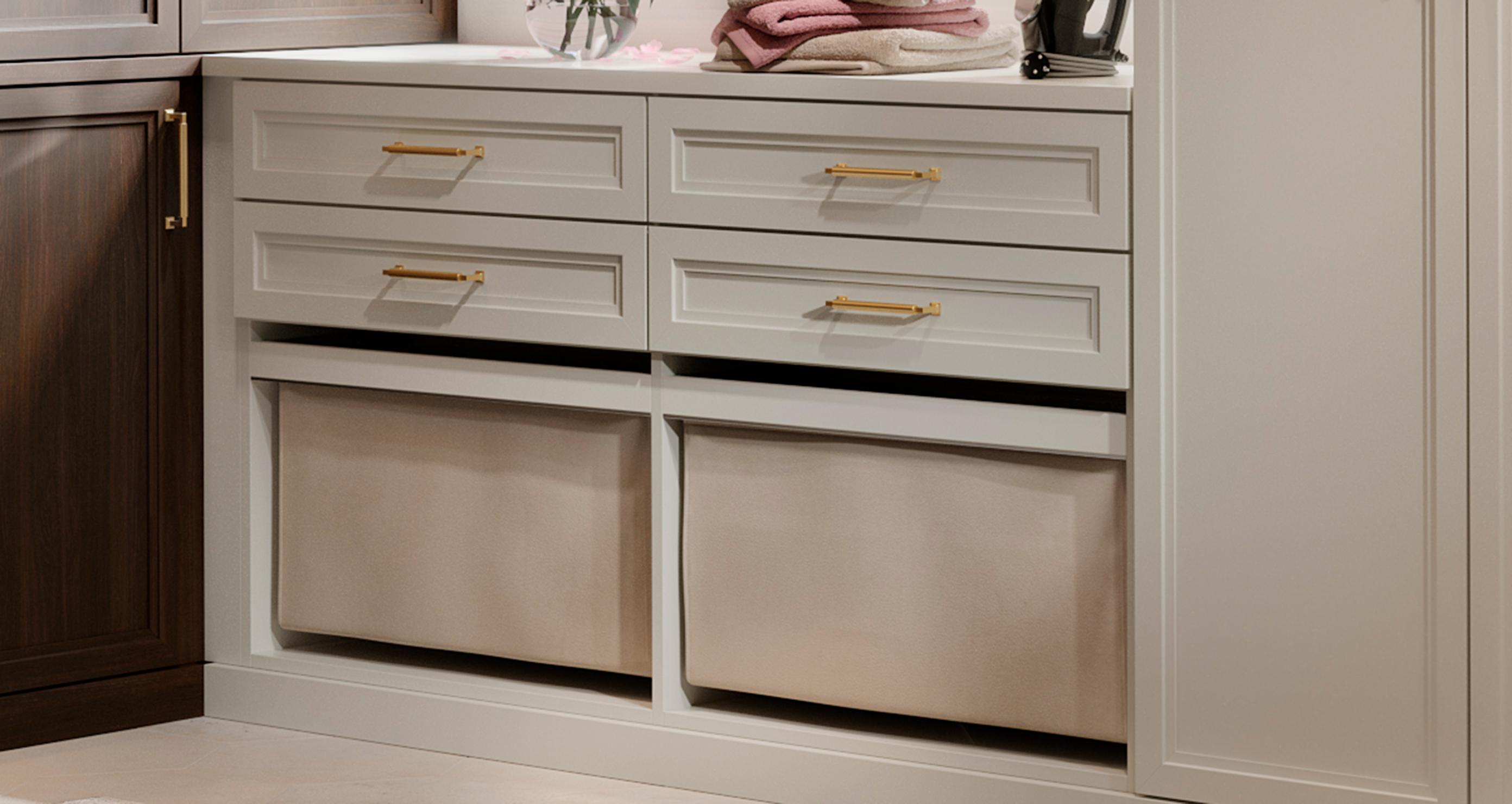 Cesta extraíble con acabado de madera clara personalizada diseñada por California Closets