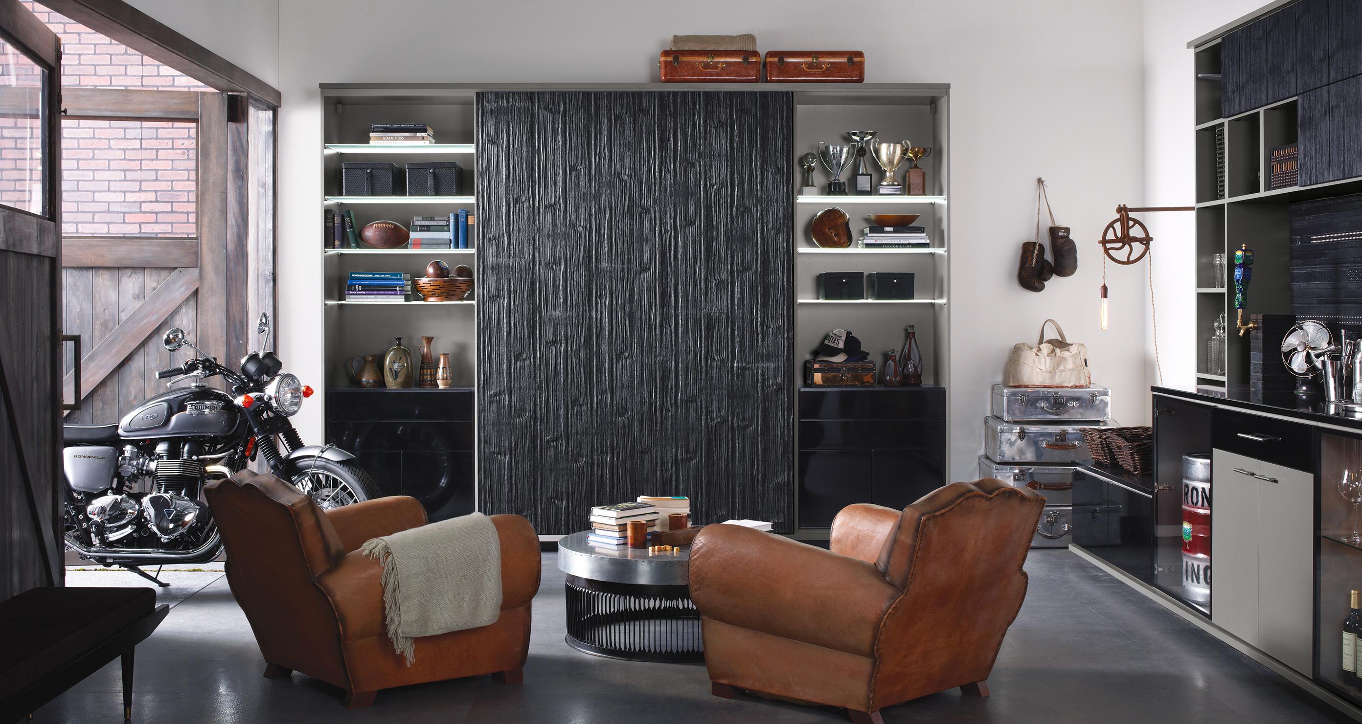 Garaje Reutilizado como Centro de Entretenimiento y Espacio de Cueva de Hombre con Almacenamiento Personalizado, Iluminación y Bar en Casa por California Closets