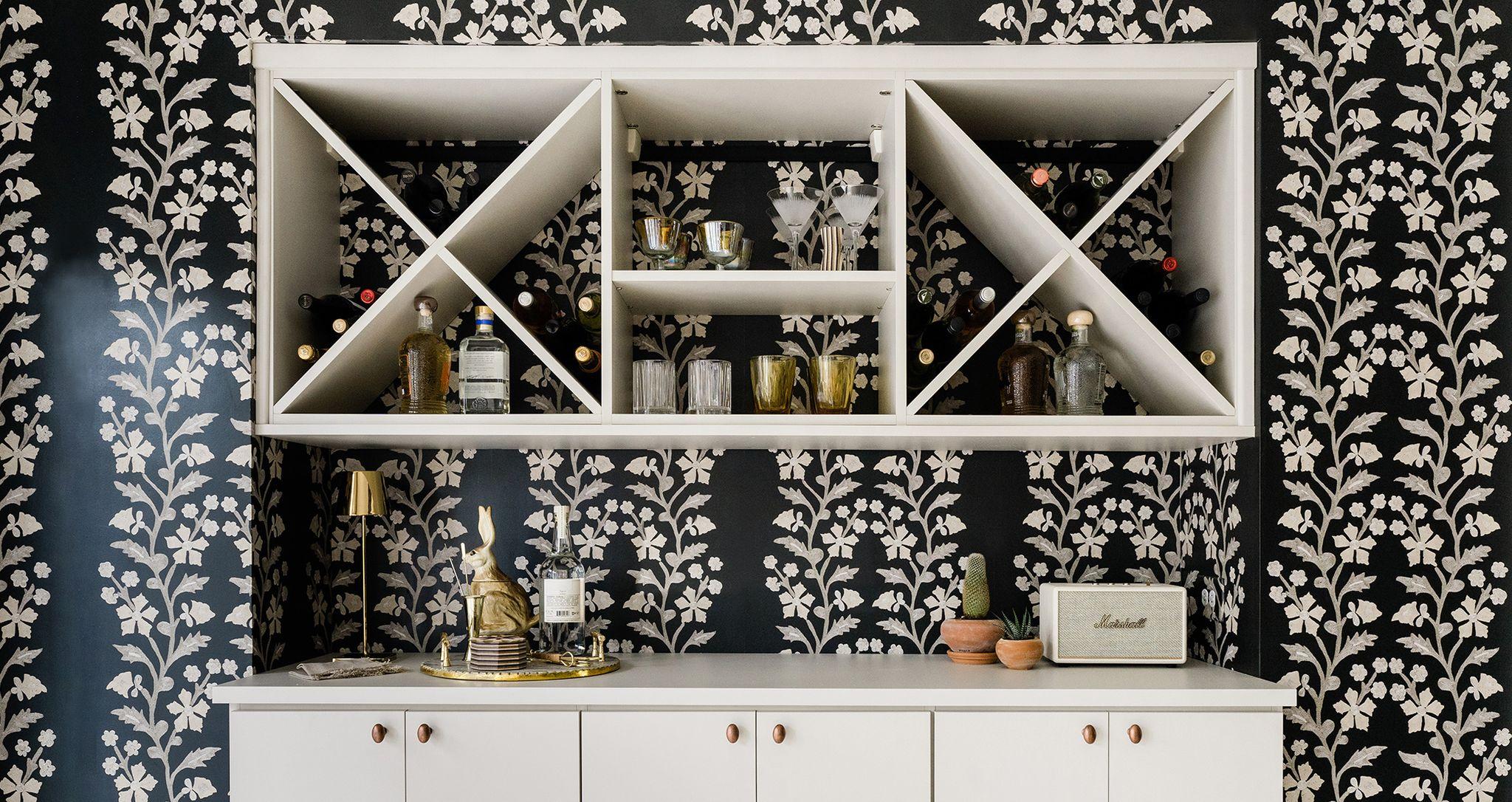 Solución de almacenamiento en la despensa de la cocina con almacenamiento de vino x-cubbie y espacio abierto en el mostrador California Closets