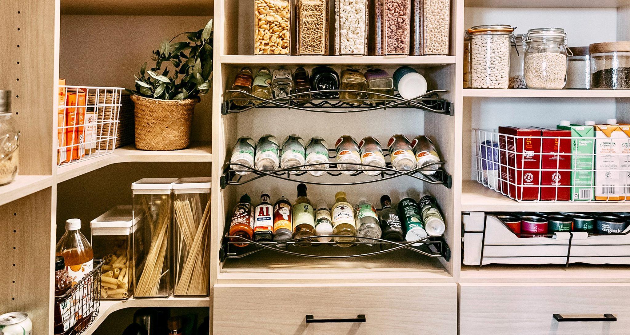 Cubículos de almacenamiento de despensa de cocina para especias y alimentos de California Closets