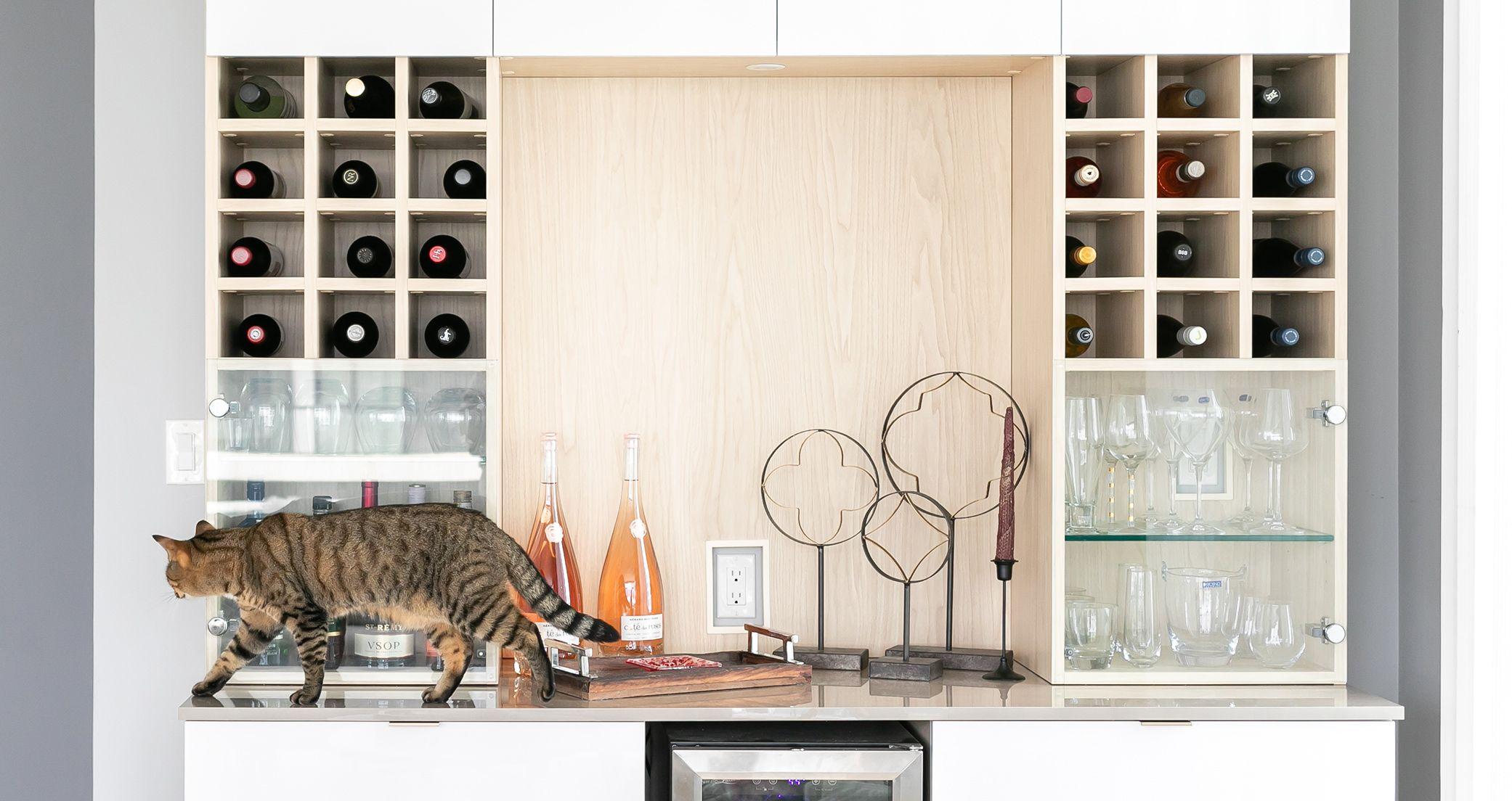 Diseño de cubículo de almacenamiento para guardar vino en casa, estantes para copas y refrigerador de California Closets