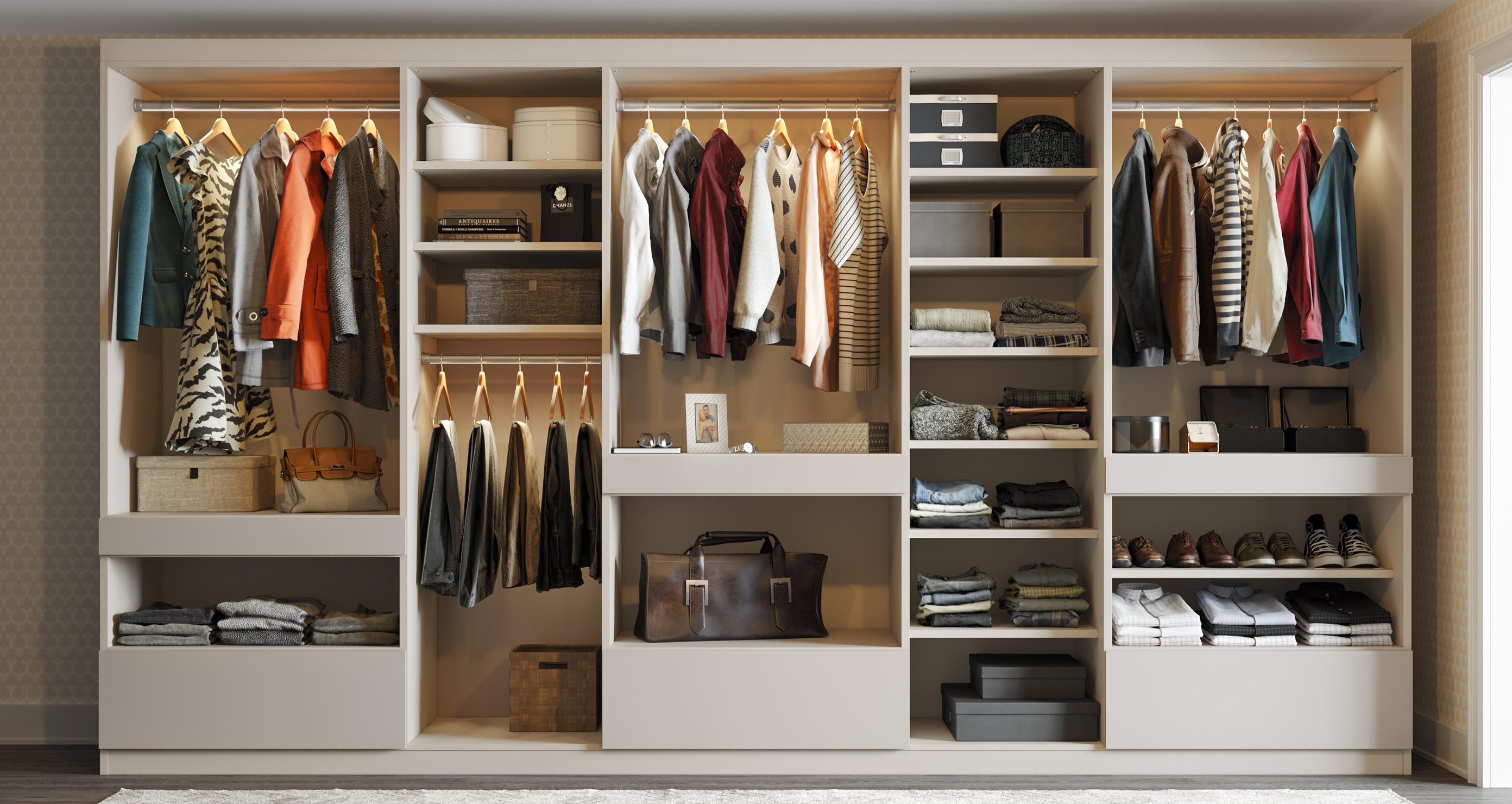 Armario de pared diseñado con materiales y procesos ecológicos, y con acabado en madera veteada clara de California Closets