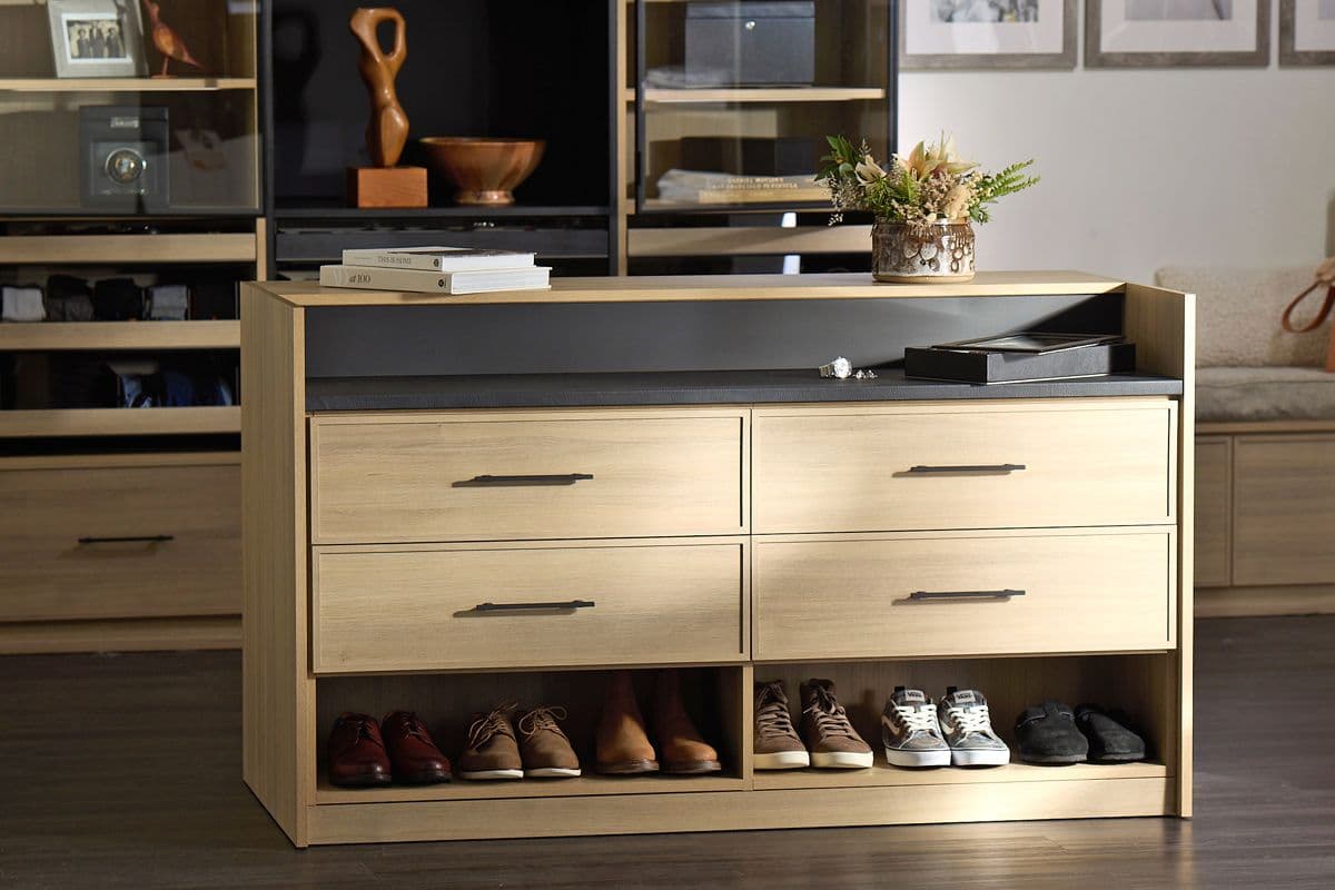 Isla central de almacenamiento en vestidor para guardar zapatos y accesorios de ropa de California Closets