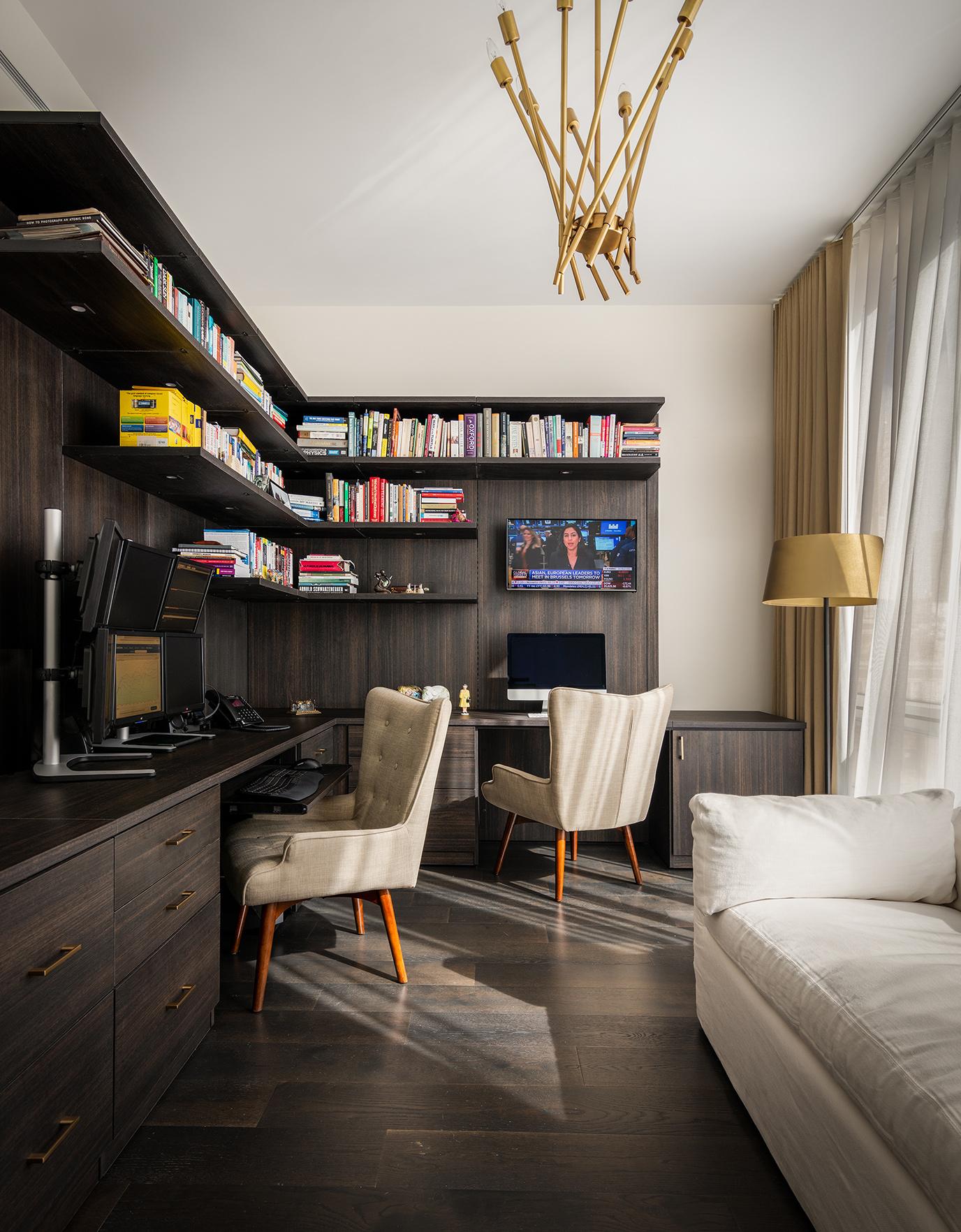 Estaciones de trabajo en forma de L para oficina en casa con estanterías personalizadas, cajones con herrajes dorados y gabinetes de California Closets