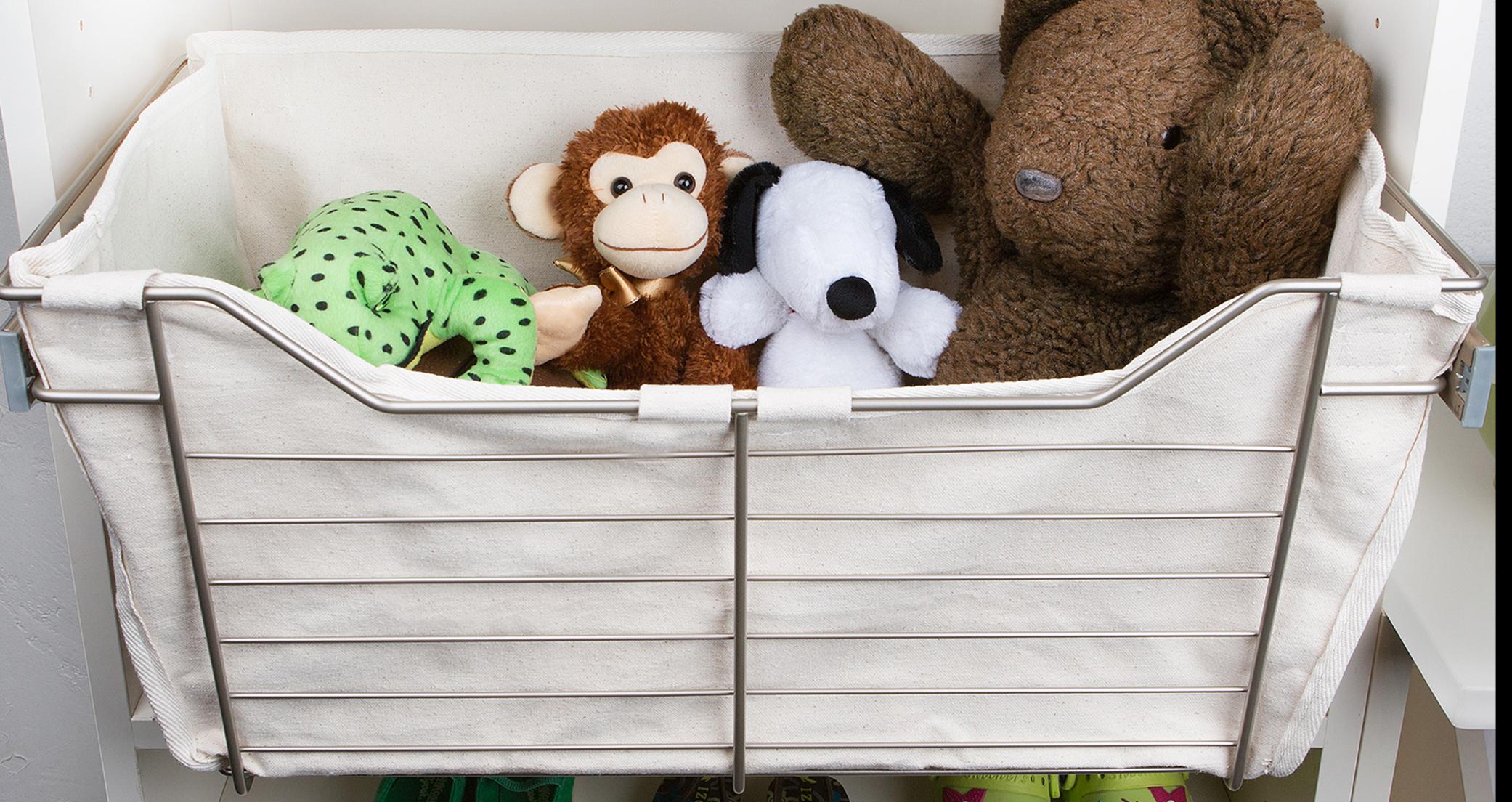 Canasta personalizada de lona para guardar juguetes, con estructura de alambre negro diseñada por California Closets