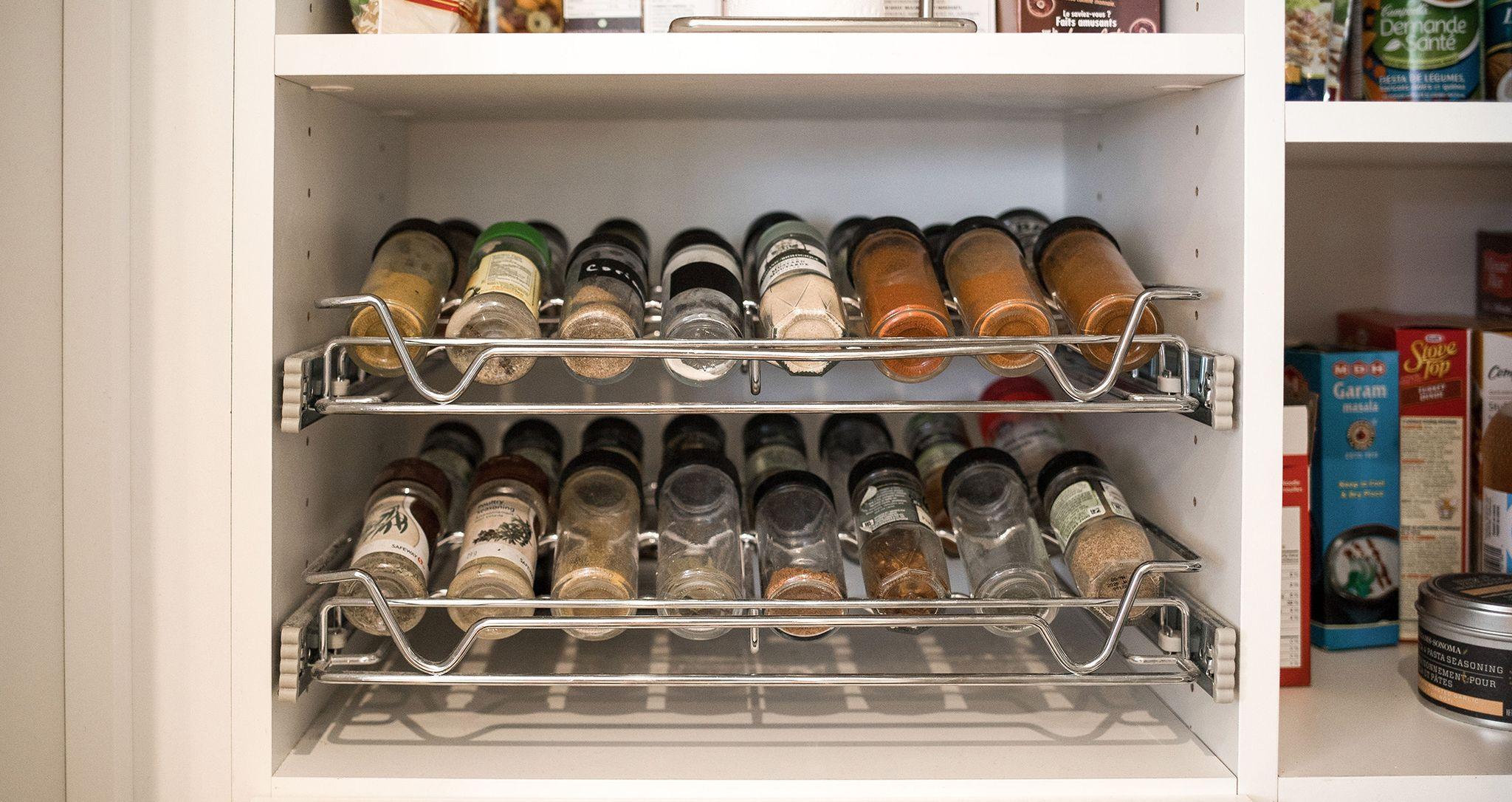 Almacenamiento en cajón de especias extraíble con rejilla de alambre para cocina de California Closets