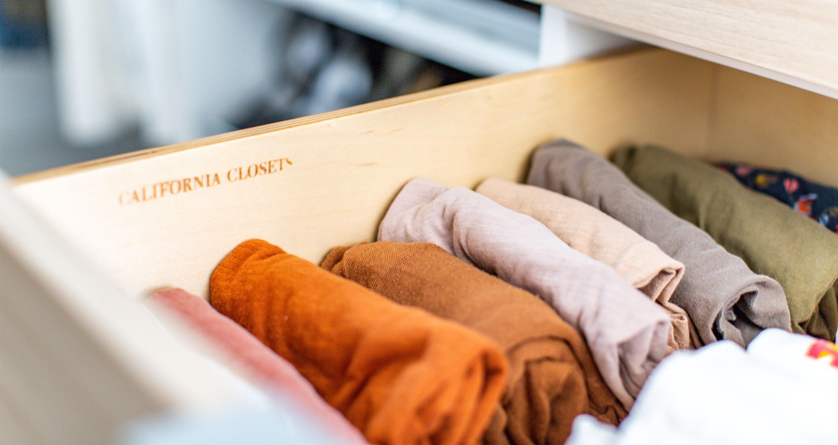 Vestidor con cajones personalizados con inserciones organizadoras de California Closets