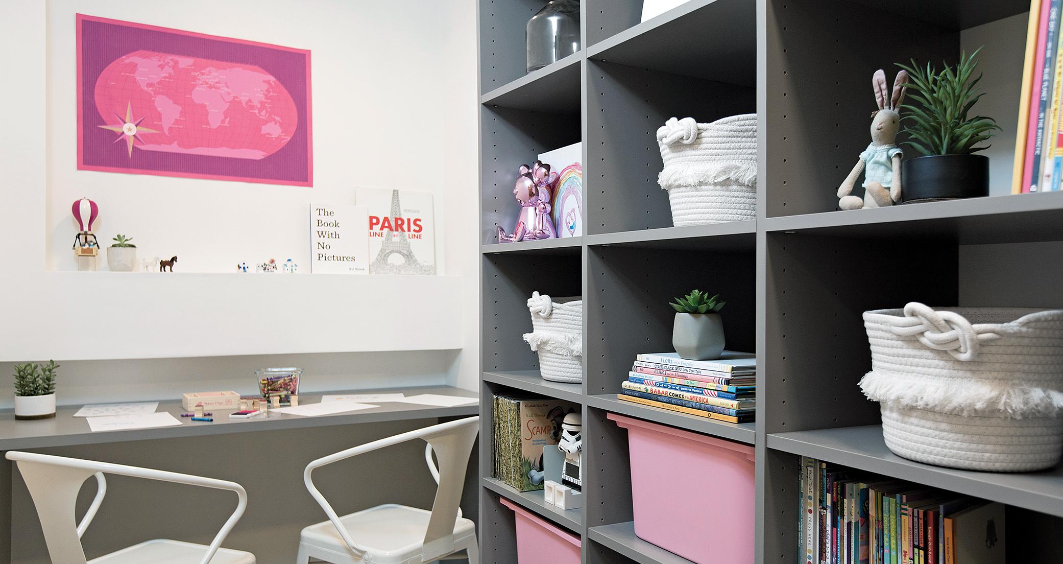 La sala de juegos para adolescentes crece hasta convertirse en un área de estudio con estanterías de biblioteca, gabinetes personalizados y cajones con acabado de madera blanca de California Closets