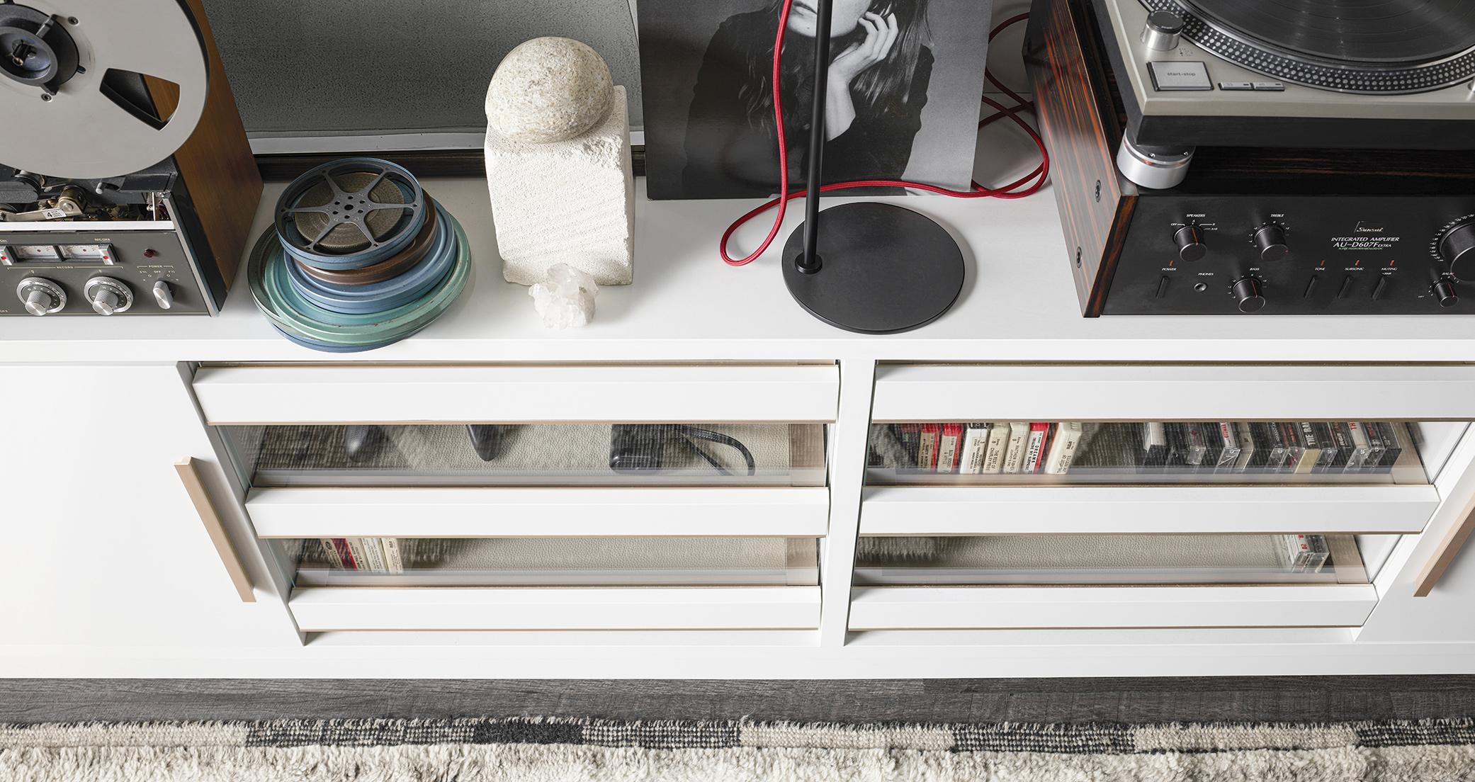 Centro de Música con Estantes de Centro de Entretenimiento Incorporados en Acabado de Madera Blanca por California Closets