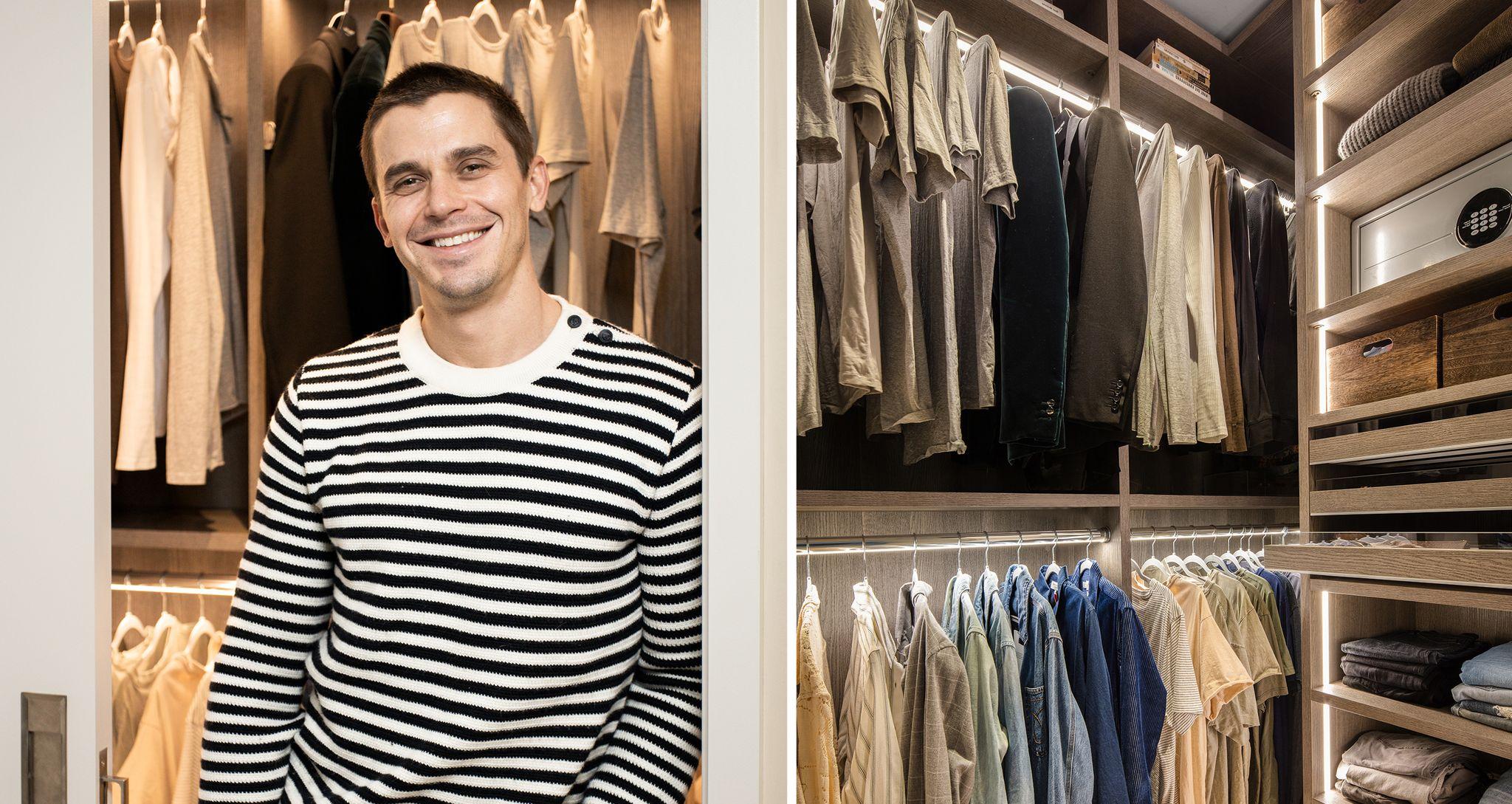 Antoni Porowski en su vestidor de nuevo diseño con estantes y cajones personalizados con un acabado de madera veteada clara de California Closets