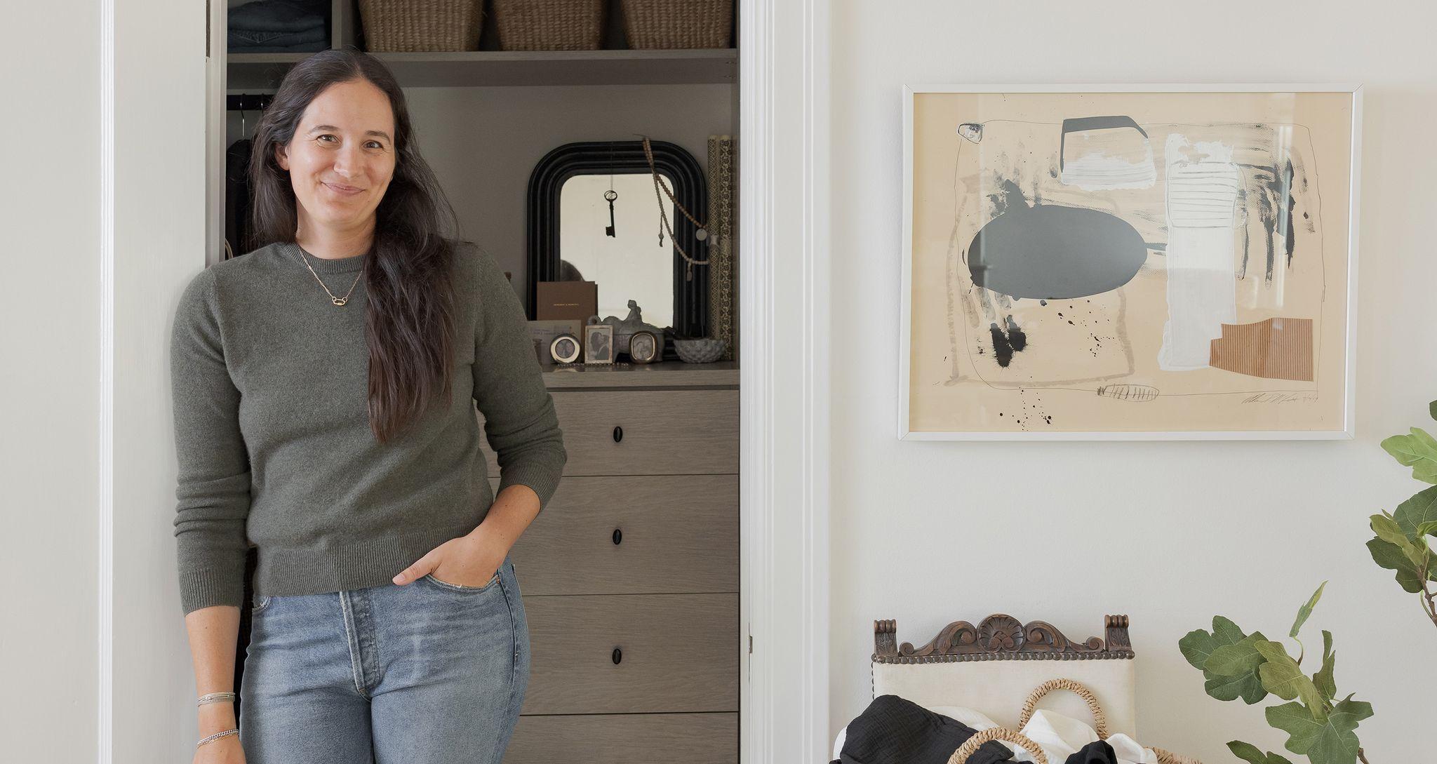 Diseño de vestidor personalizado de Caitlin Flemming con estantes y cajones de California Closets