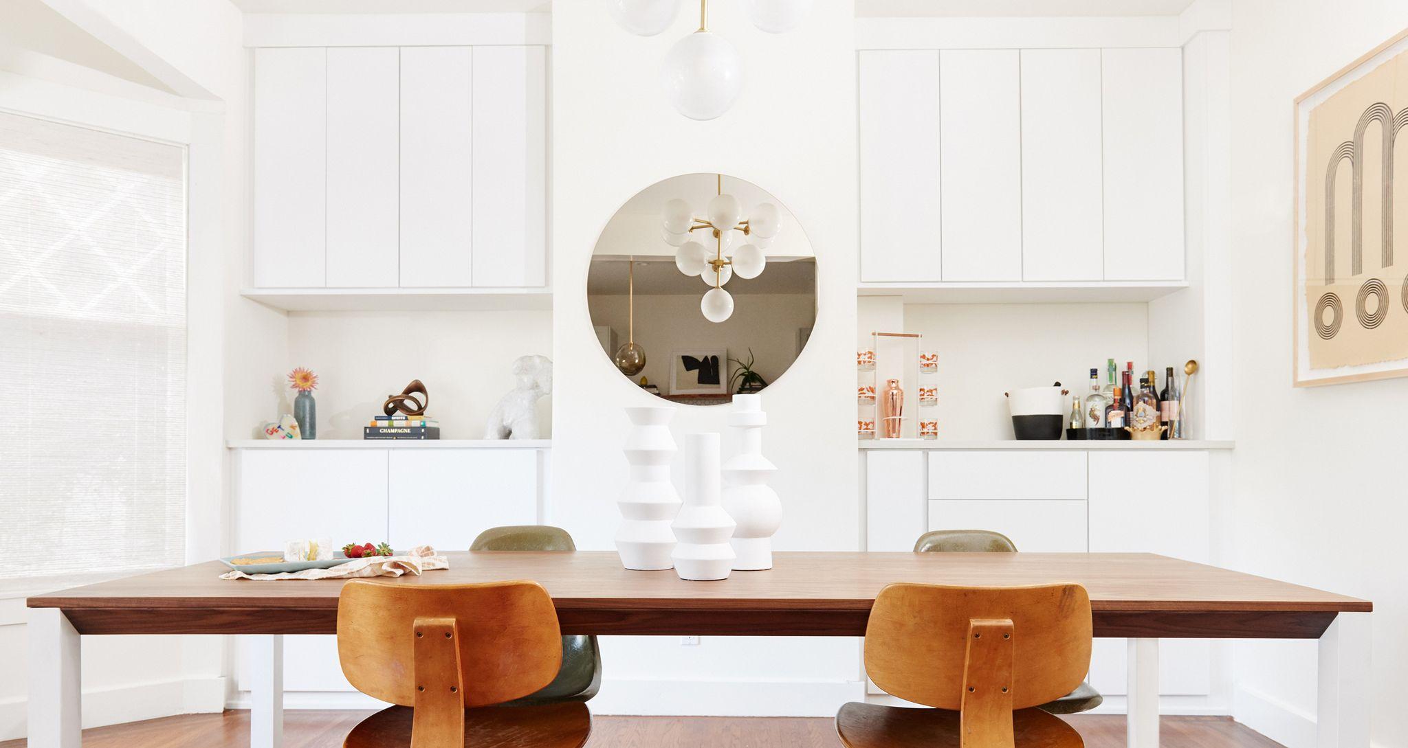 Espacio de trabajo diseñado con gabinetes de almacenamiento de despensa y cajones personalizados en acabado blanco por California Closets