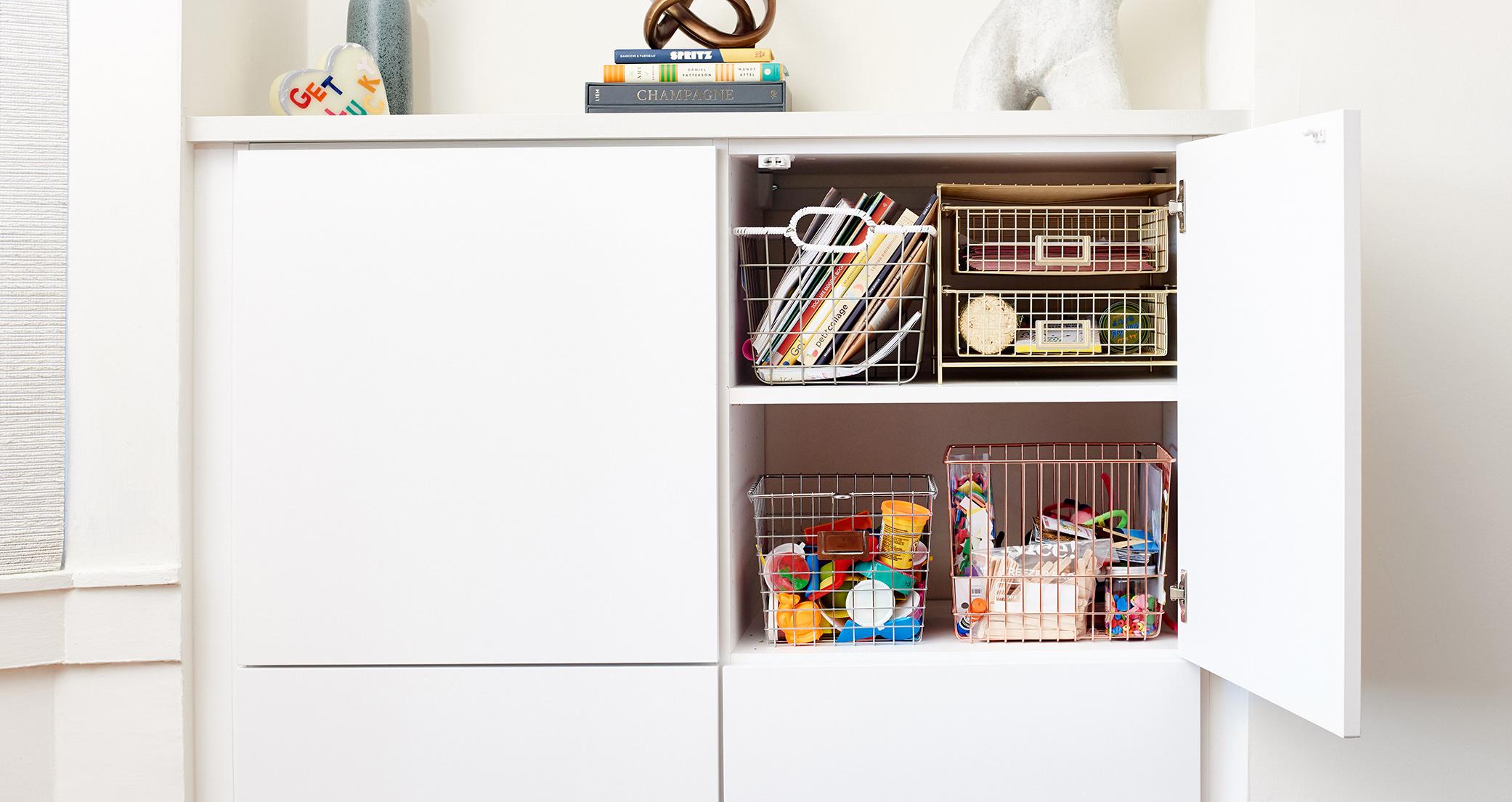 Gabinete de almacenamiento personalizado para juguetes y libros creado por California Closets
