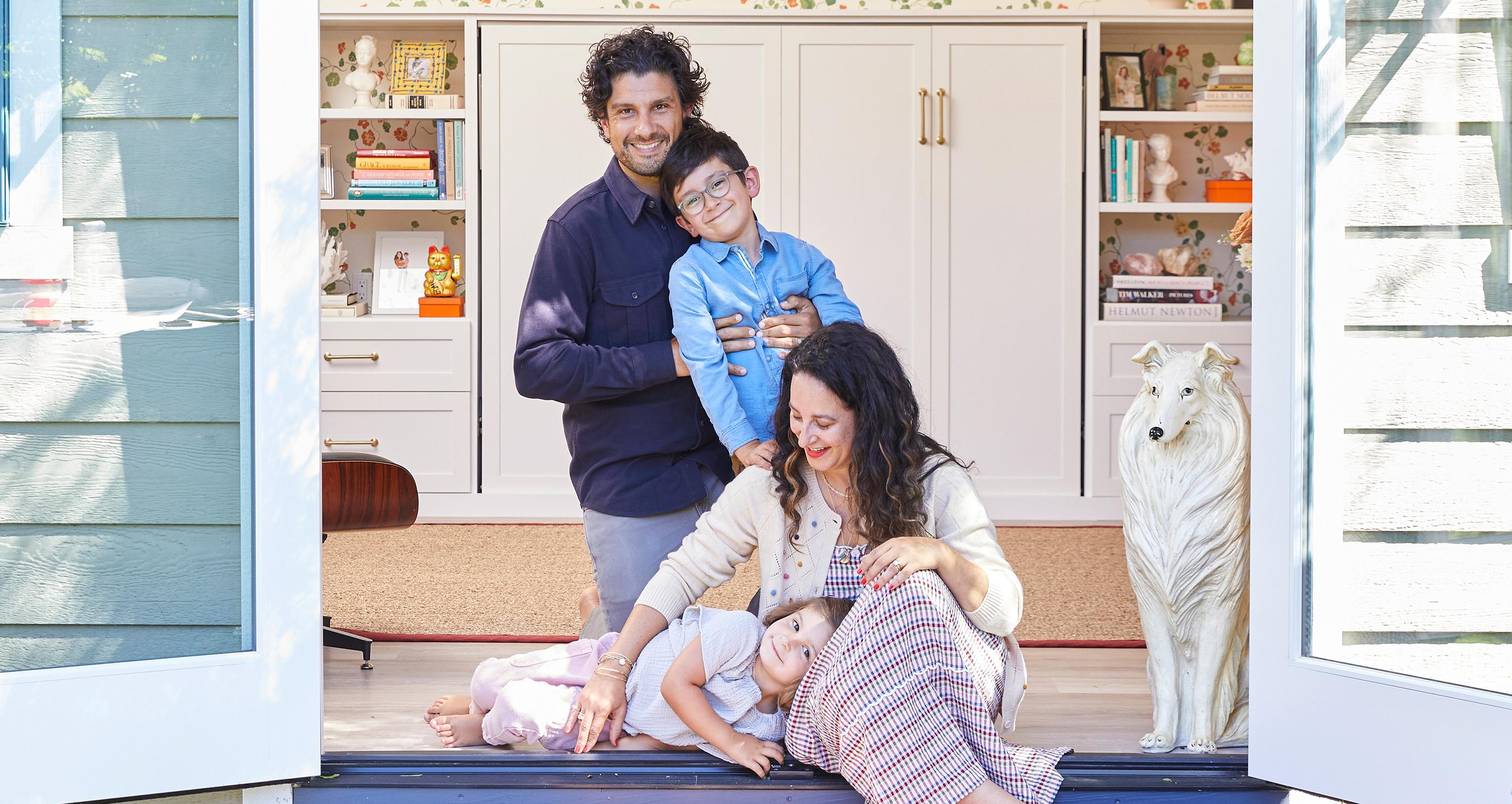 Ariel Gordon creó una oficina en casa con una cama abatible y toques florales con California Closets