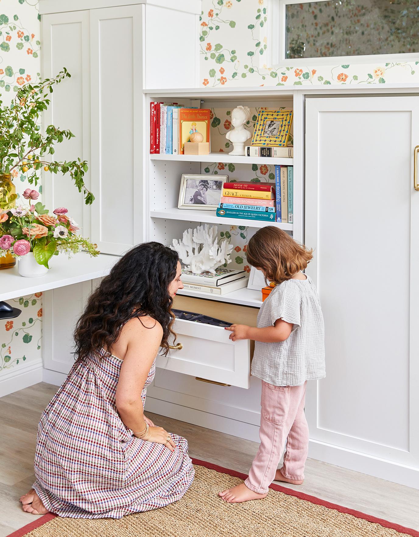 El estudio de trabajo en casa de Ariel Gordon con cama abatible, estantes y escritorio empotrado de California Closets