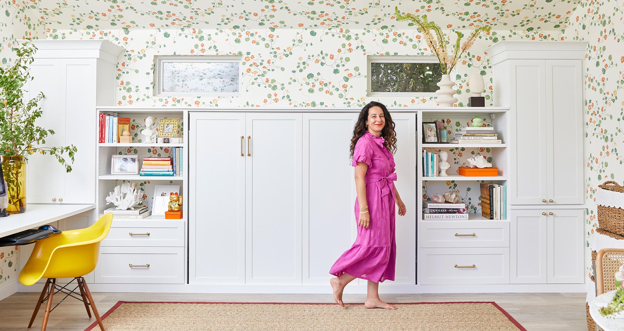 El estudio de trabajo en casa de Ariel Gordon con cama abatible, estantes y escritorio empotrado de California Closets