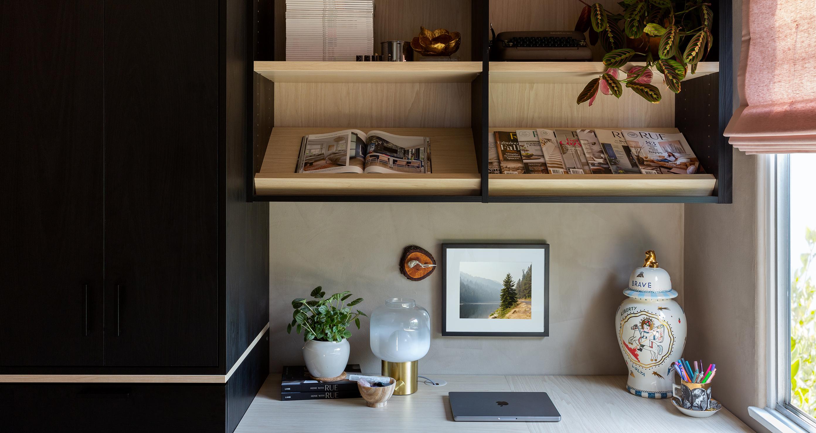 Un diseño híbrido de armario y diseño con escritorio y estantes empotrados con acabado en madera veteada oscura de California Closets
