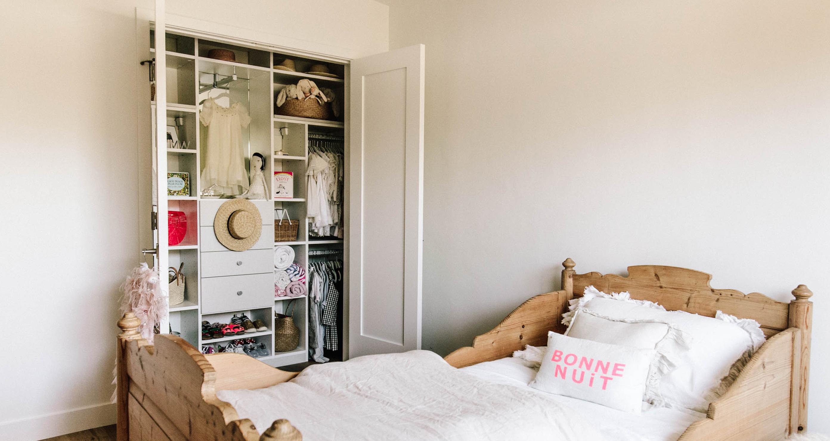 Armario infantil con cajones incorporados y estantes de California Closets