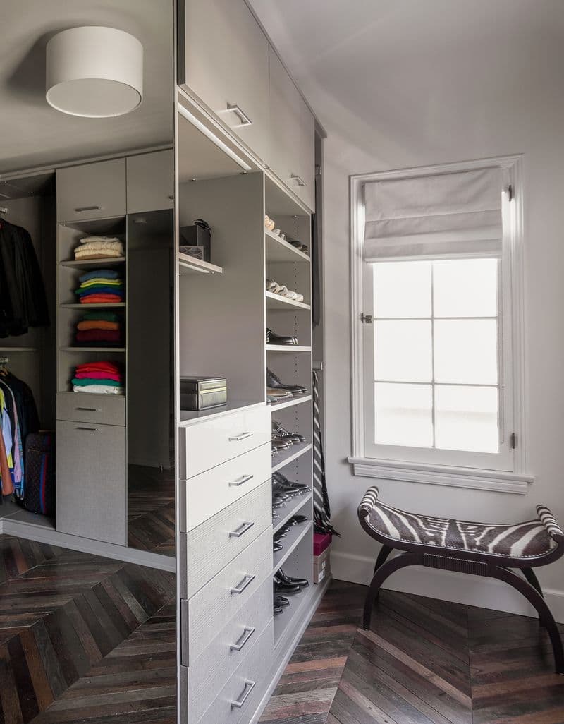 Armario guardarropa personalizado del presentador de televisión Brad Goreski diseñado con cajones incorporados por California Closets