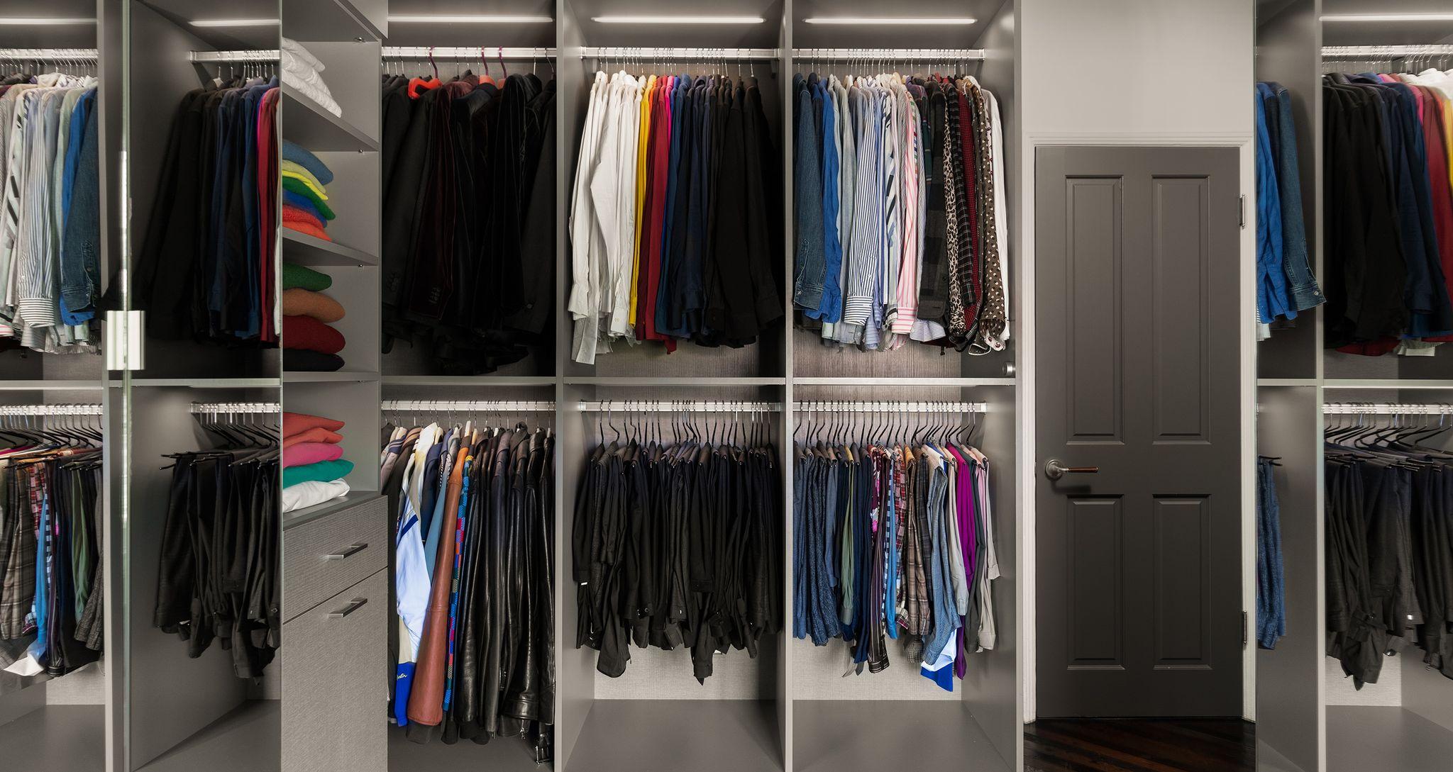Vestidor diseñado para Brad Goreski con almacenamiento de piso a techo de California Closets