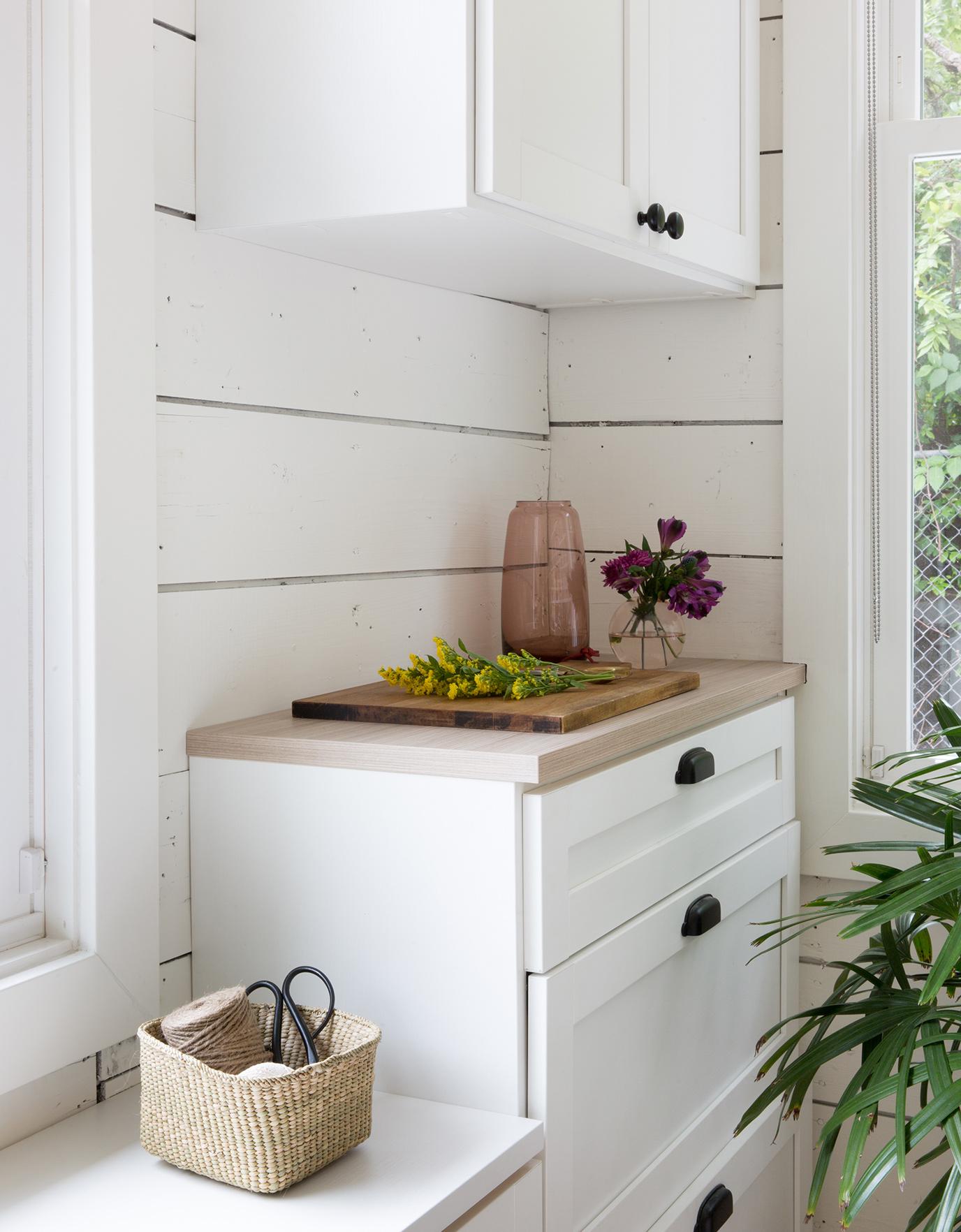 Gabinetes de almacenamiento de despensa y banco de ventana Camille Styles de California Closets