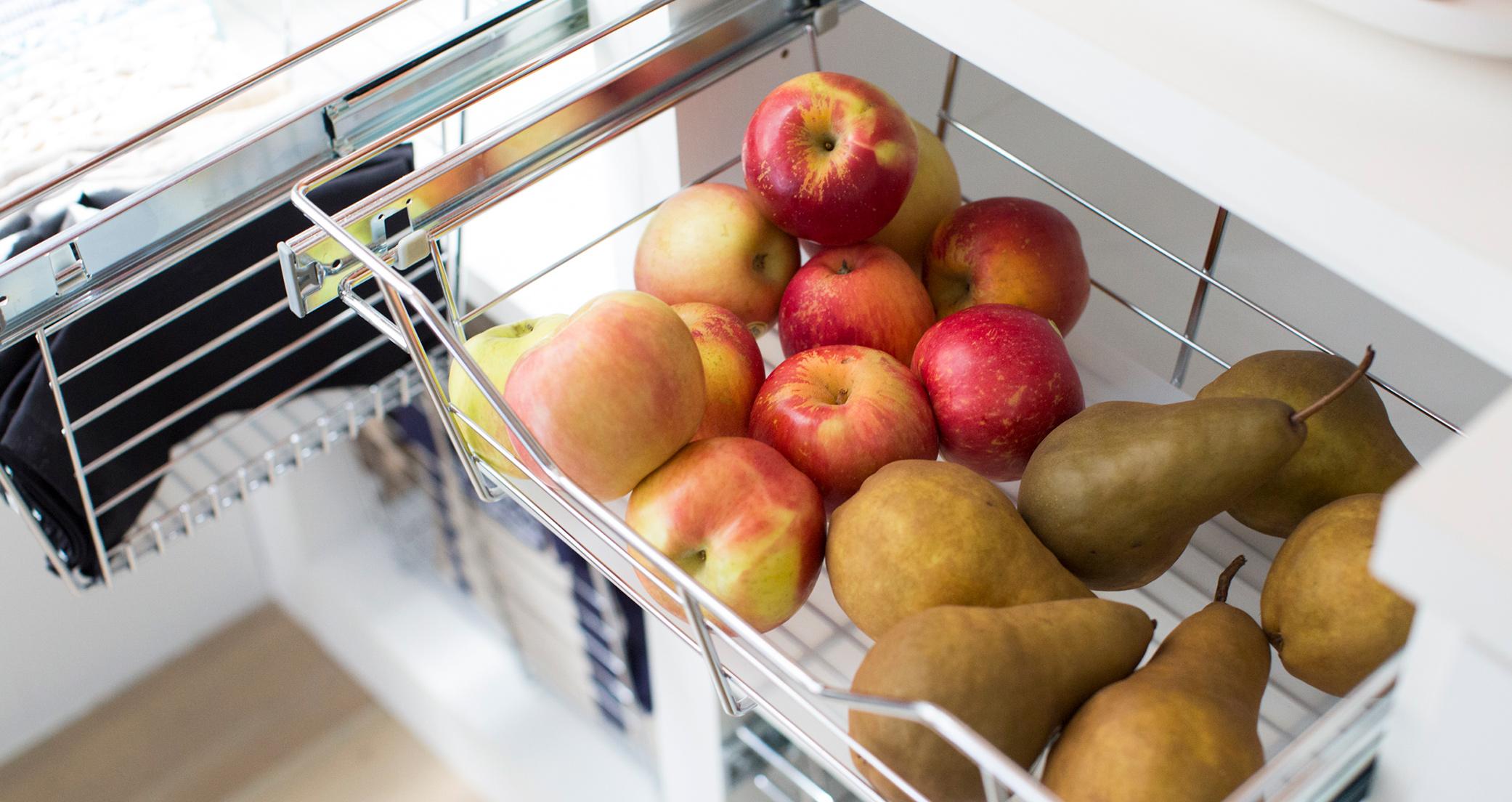 Saque el almacenamiento de productos agrícolas para la despensa de la cocina de la casa de Erin Hiemstra de California Closets