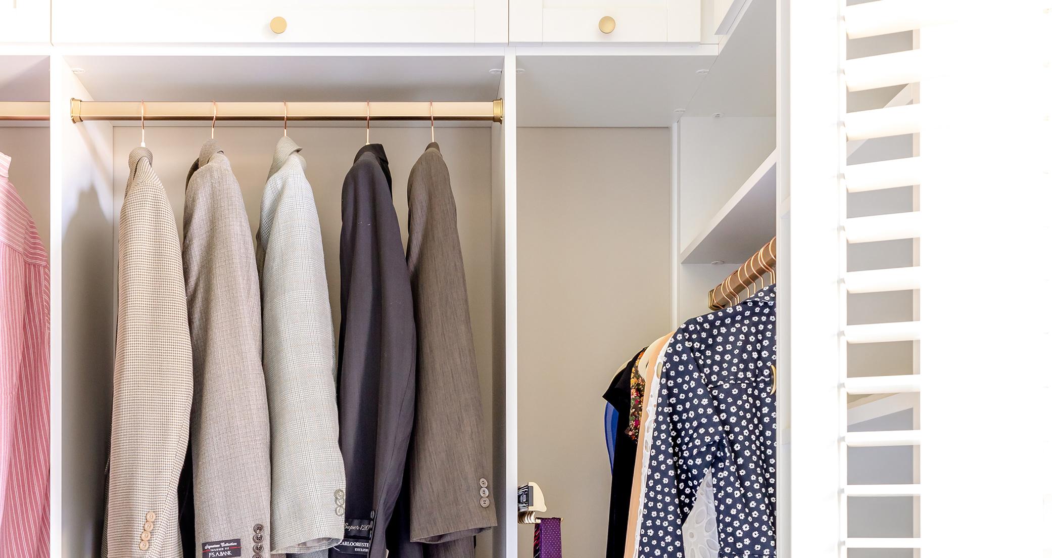 Vestidor con organizadores y barras para sujetar armario de California Closets