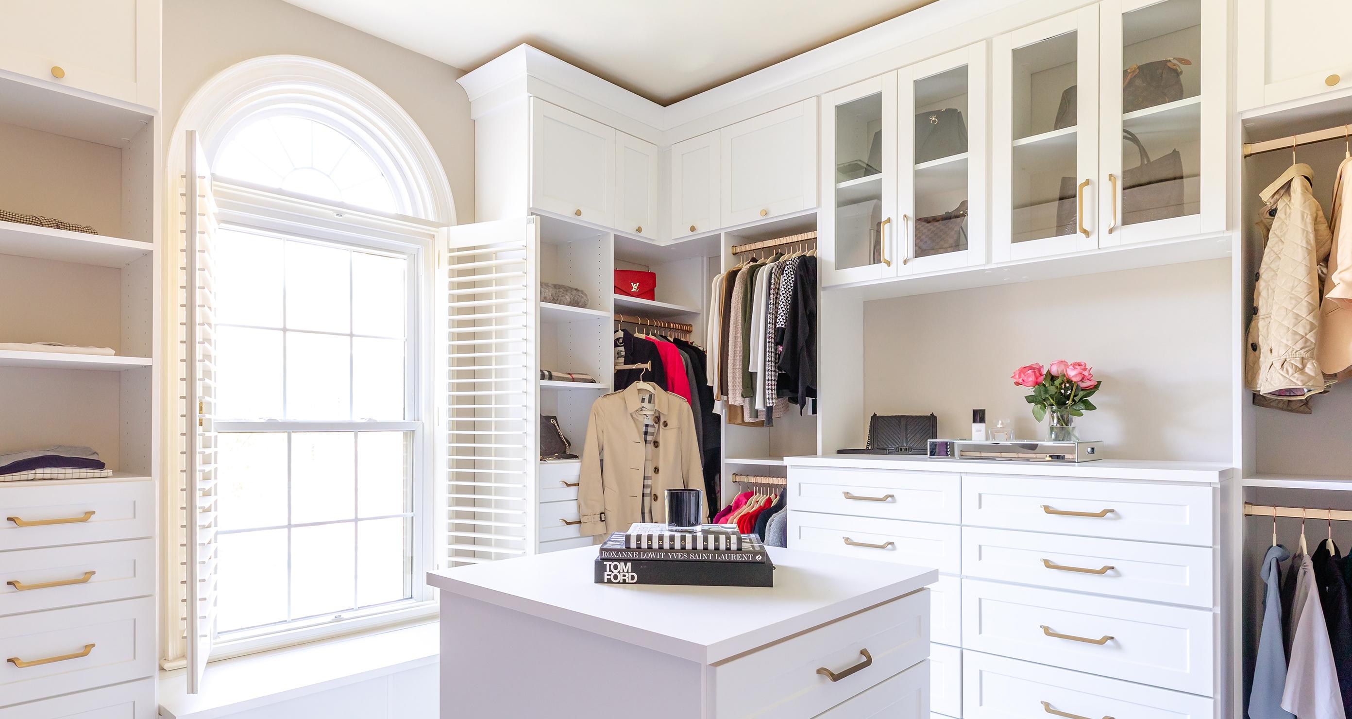 Vestidor con cajones de almacenamiento en isla central para accesorios de California Closets