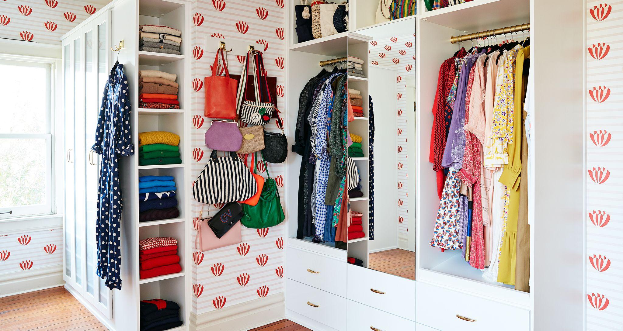 El armario inspirado en una boutique de la diseñadora de moda Clare Vivier con estanterías personalizadas integradas de California Closets