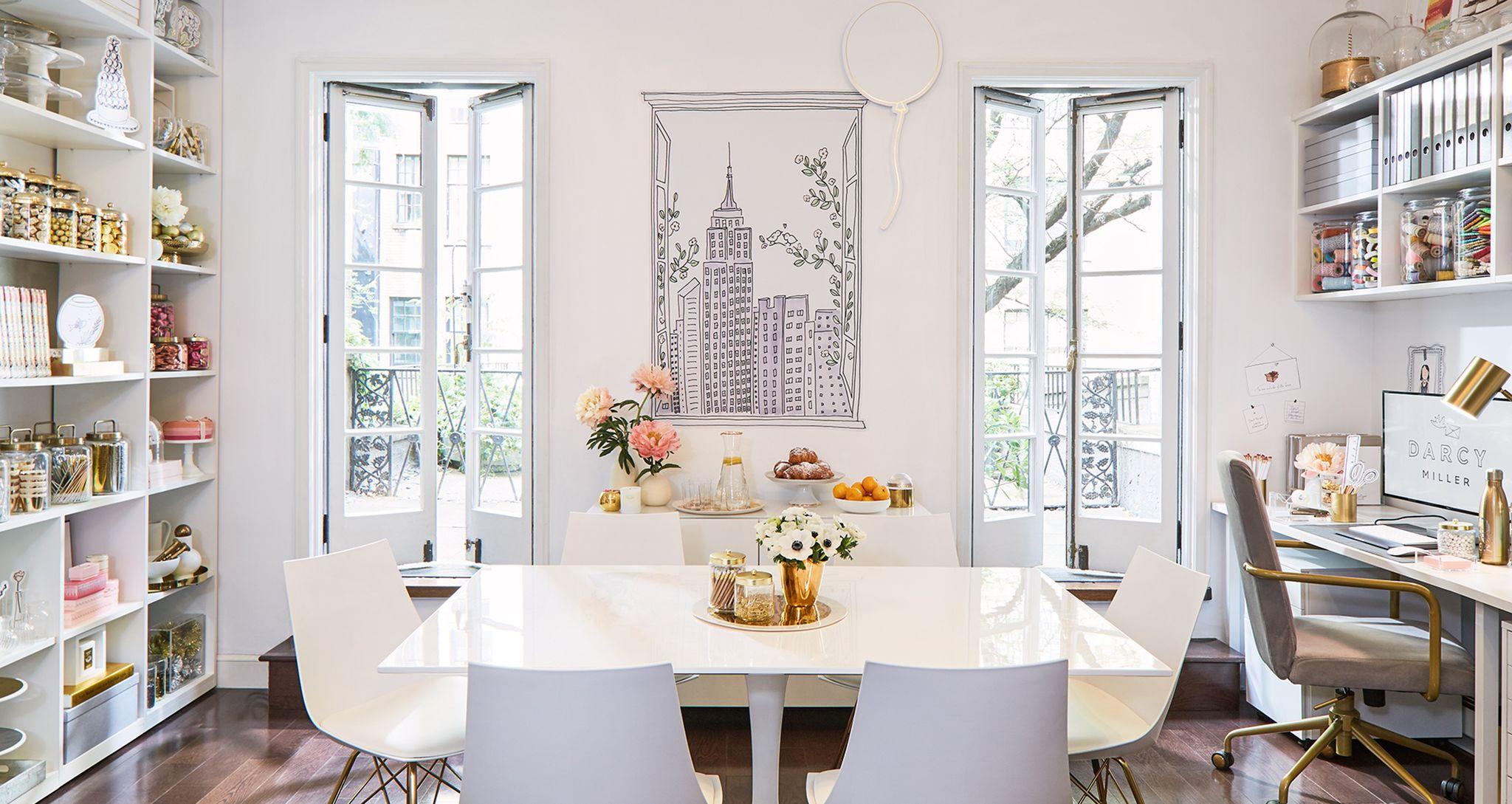 El estudio creativo personalizado y la oficina de Darcy Miller con estanterías, escritorio y cajones de California Closets