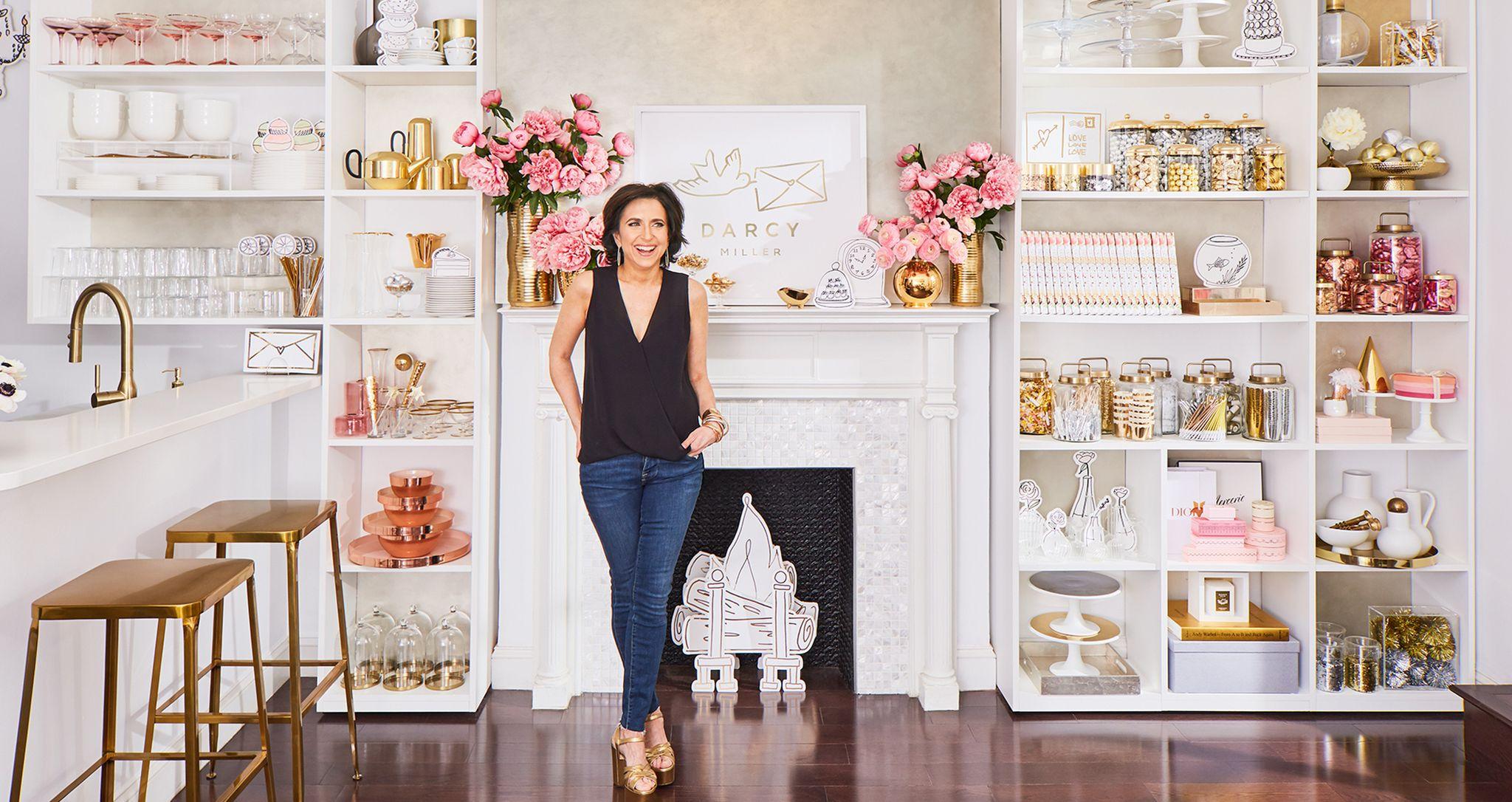 Diseño de estudio personalizado con estantes de almacenamiento y barra incorporados de California Closets