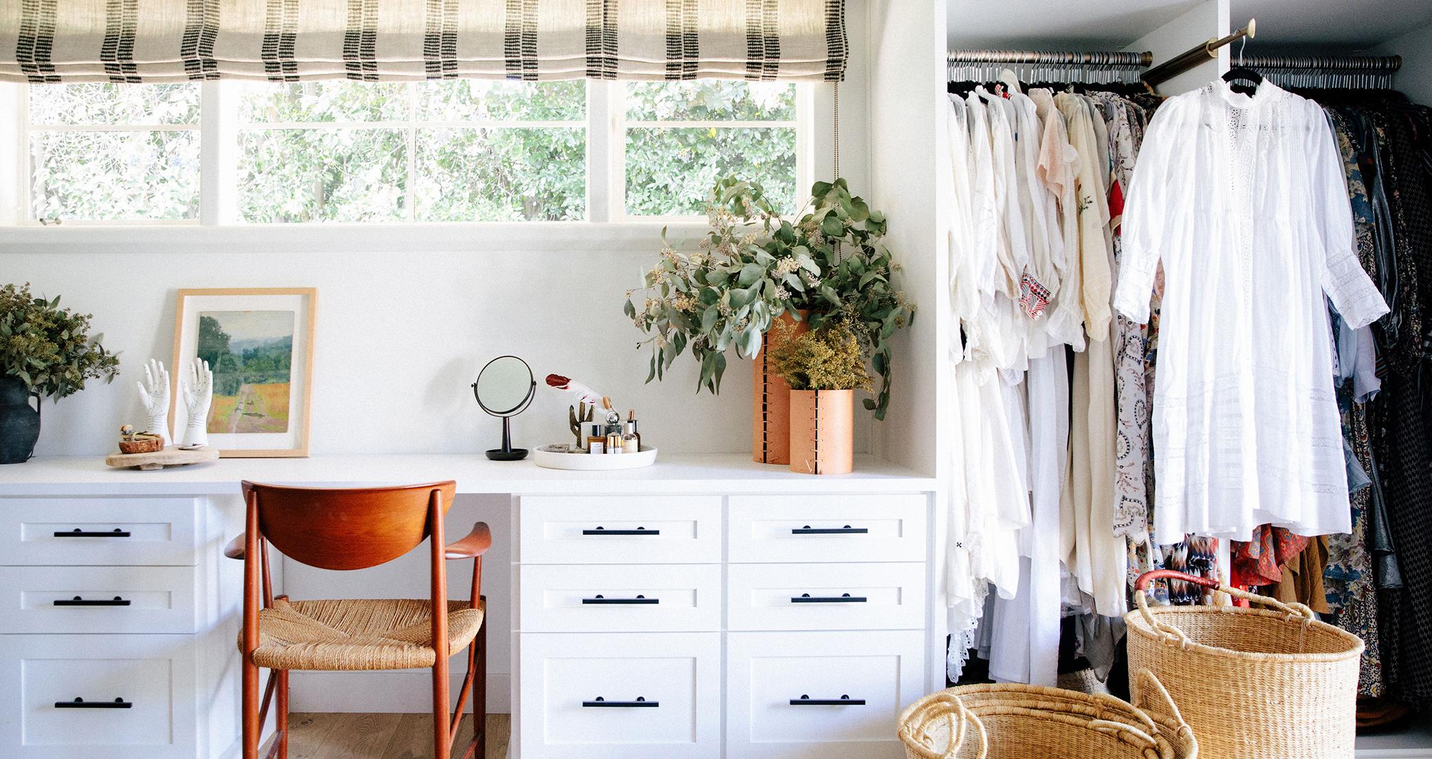 Espacio de trabajo de armario personalizado creado para la diseñadora Emily Current por California Closets