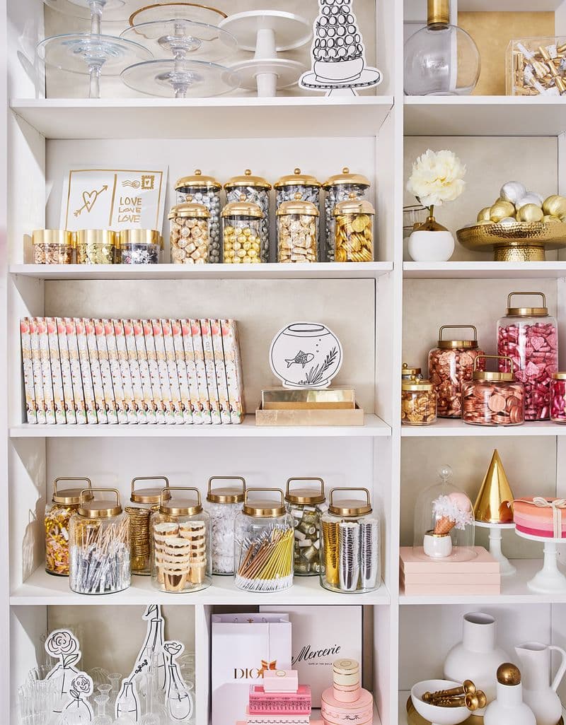 Sala de manualidades con estanterías personalizadas integradas y compartimentos para materiales de arte de California Closets