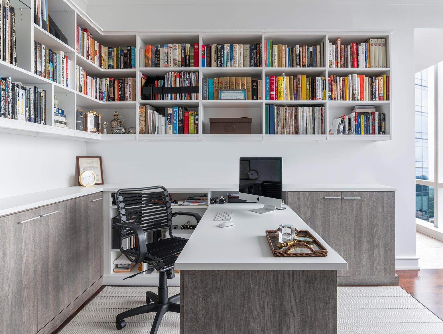 Oficina en casa con estanterías en el techo y escritorio empotrado de California Closets