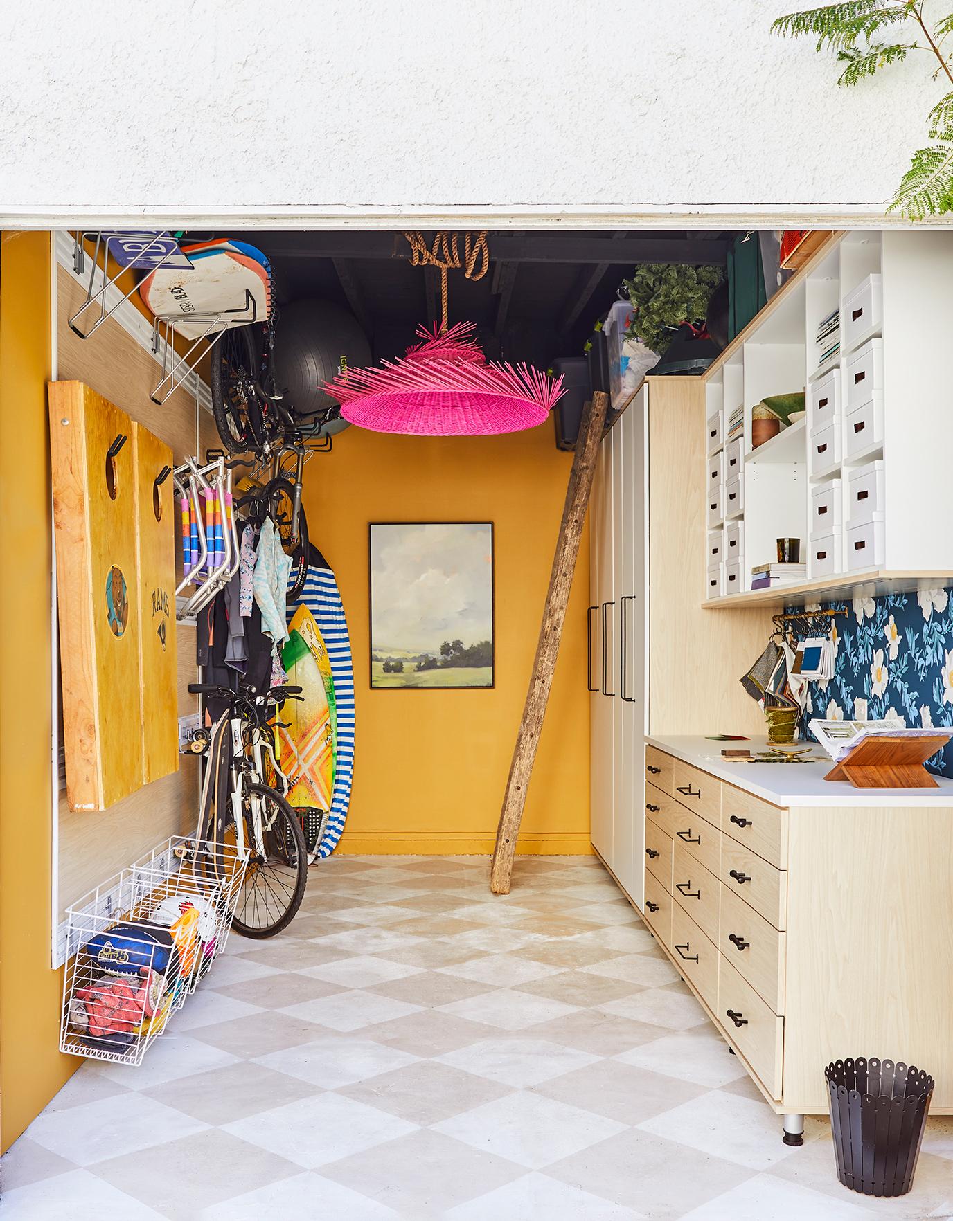 Almacenamiento en el garaje a medida con sistema de estanterías, grandes armarios a medida y estante de almacenamiento por California Closets