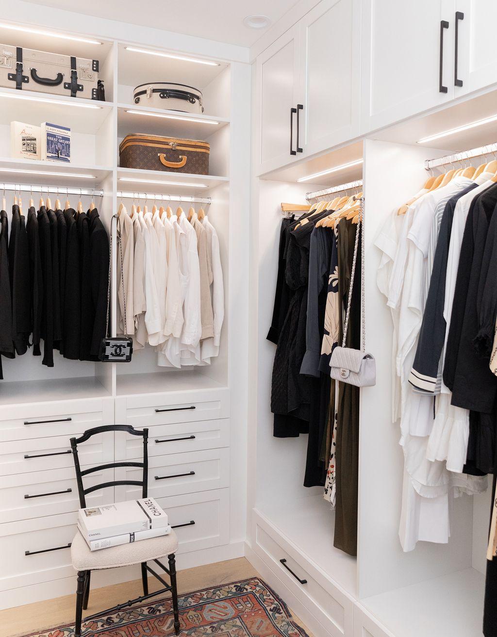 Detalle de armario con cajones empotrados, armarios de almacenamiento superiores y estantes abiertos en acabado blanco de California Closets