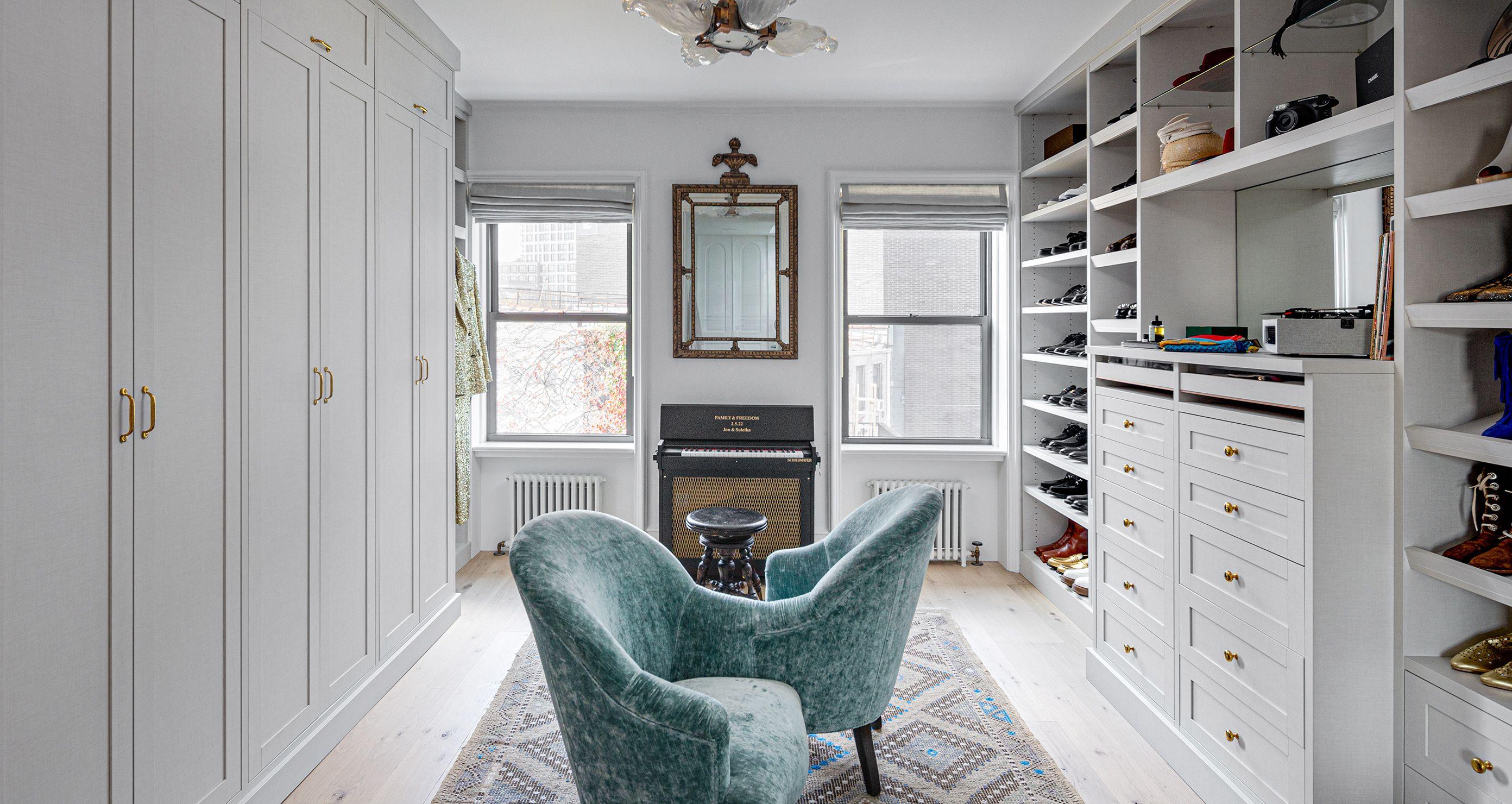 Vestidor personalizado de Jon Batiste Suleika Jaouad con cajones empotrados y armarios empotrados de California Closets